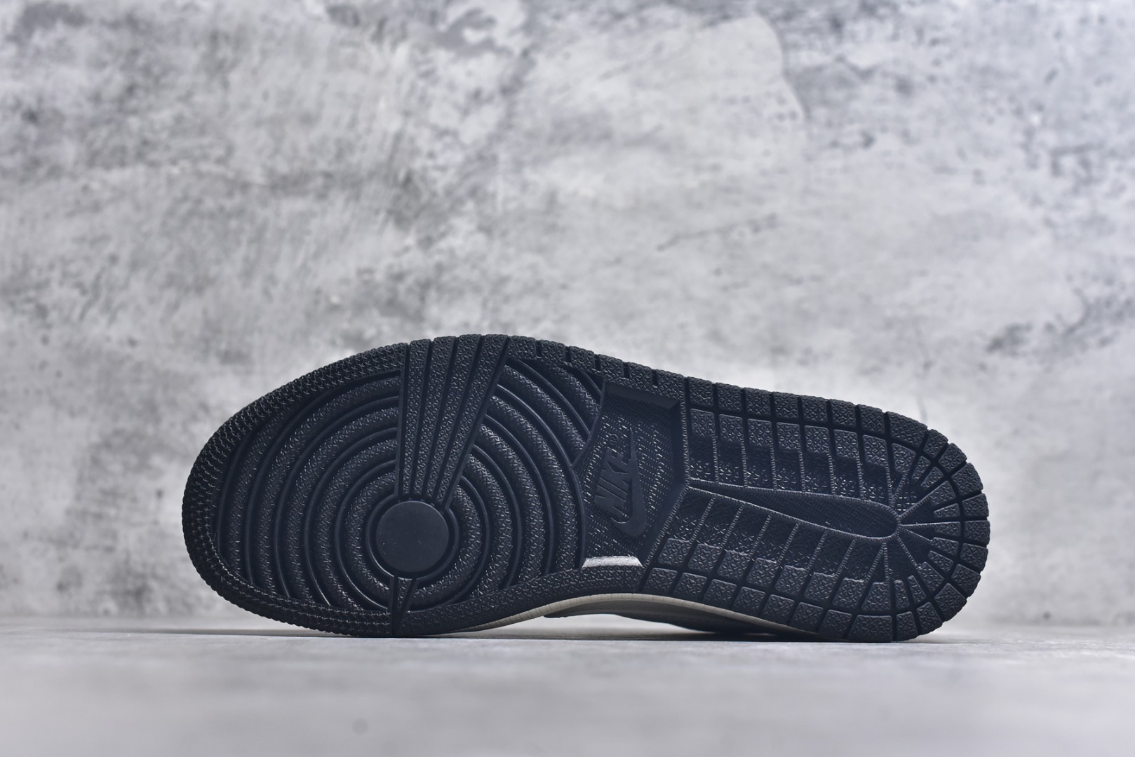 图片[6]-#高端定制 Travis Scott x Jordan 1 Low “Labubu拉布布联名” 乔丹倒勾低帮休闲板鞋 原厂全头层皮 大厂纯原品质出货 纯正版型 定制鞋盒 皮料切割干净无任何毛边 细节完美 超高清洁度 货号：DX1888-096 尺码：36 36.5 37.5 38 38.5 39 40 40.5 41 42 42.5 43 44 44.5 45-选品中心