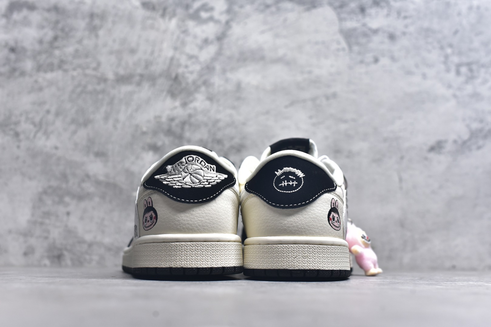 图片[5]-#高端定制 Travis Scott x Jordan 1 Low “Labubu拉布布联名” 乔丹倒勾低帮休闲板鞋 原厂全头层皮 大厂纯原品质出货 纯正版型 定制鞋盒 皮料切割干净无任何毛边 细节完美 超高清洁度 货号：DX1888-096 尺码：36 36.5 37.5 38 38.5 39 40 40.5 41 42 42.5 43 44 44.5 45-选品中心