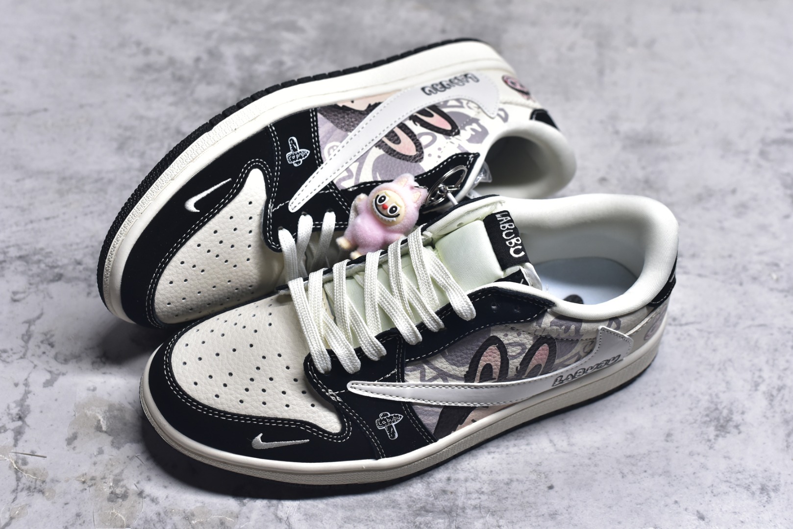 图片[7]-#高端定制 Travis Scott x Jordan 1 Low “Labubu拉布布联名” 乔丹倒勾低帮休闲板鞋 原厂全头层皮 大厂纯原品质出货 纯正版型 定制鞋盒 皮料切割干净无任何毛边 细节完美 超高清洁度 货号：DX1888-096 尺码：36 36.5 37.5 38 38.5 39 40 40.5 41 42 42.5 43 44 44.5 45-选品中心