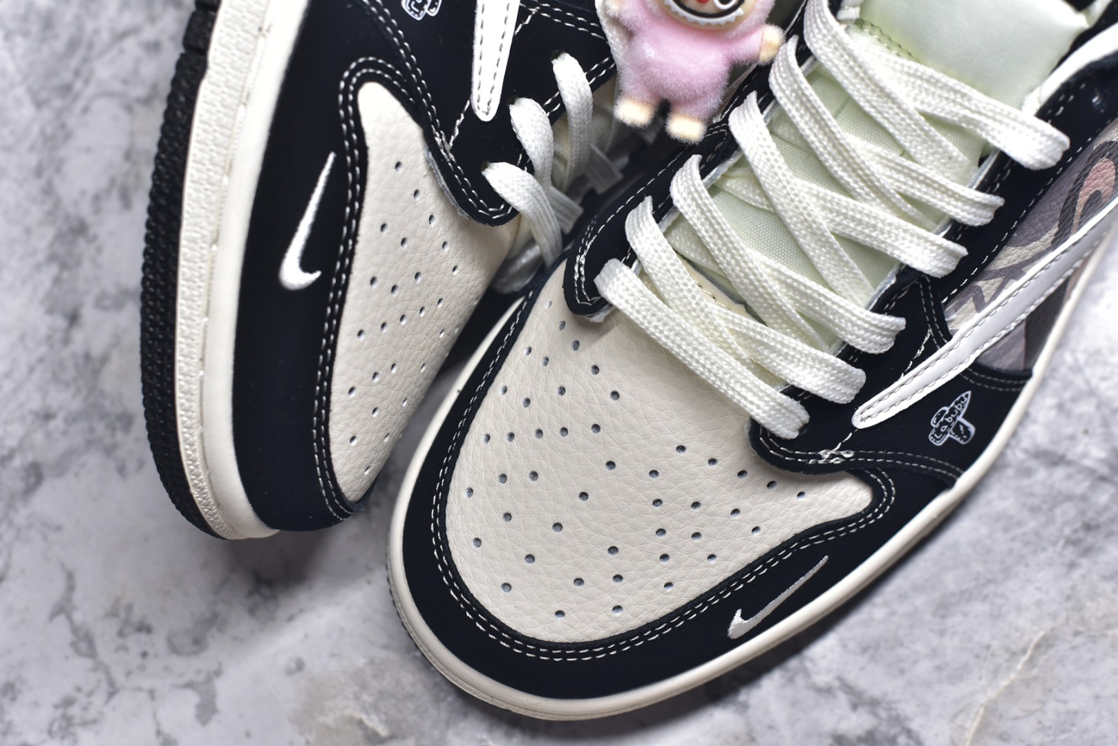 图片[8]-#高端定制 Travis Scott x Jordan 1 Low “Labubu拉布布联名” 乔丹倒勾低帮休闲板鞋 原厂全头层皮 大厂纯原品质出货 纯正版型 定制鞋盒 皮料切割干净无任何毛边 细节完美 超高清洁度 货号：DX1888-096 尺码：36 36.5 37.5 38 38.5 39 40 40.5 41 42 42.5 43 44 44.5 45-选品中心