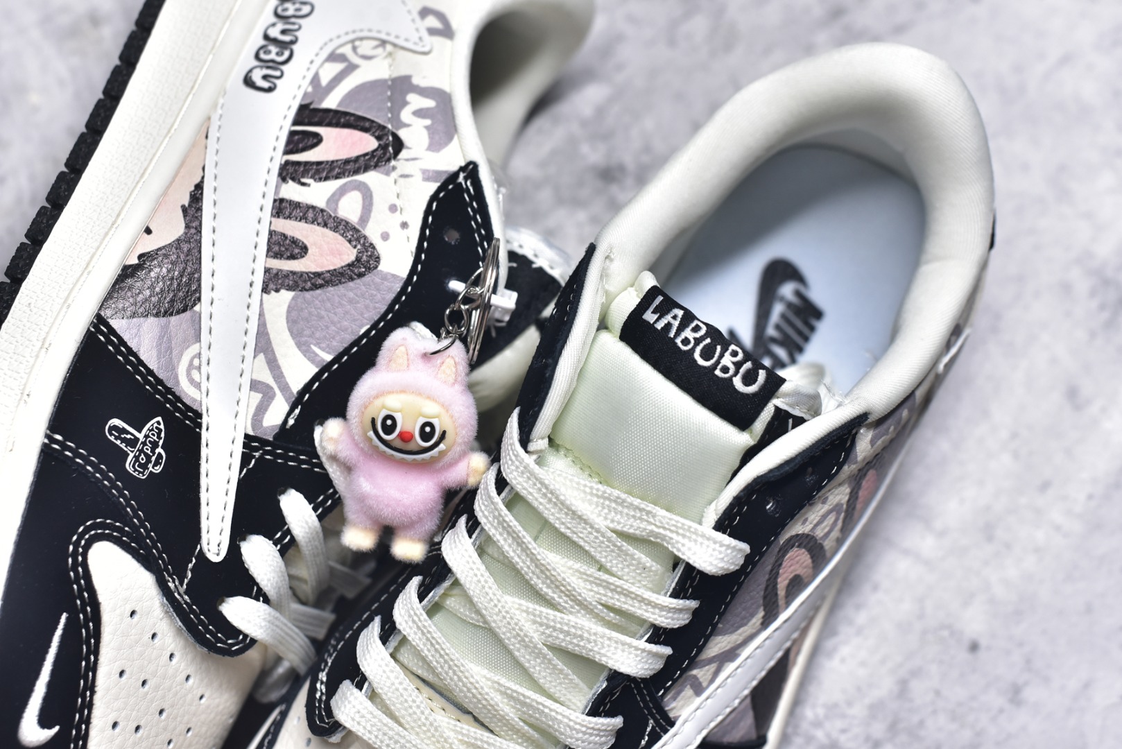 图片[9]-#高端定制 Travis Scott x Jordan 1 Low “Labubu拉布布联名” 乔丹倒勾低帮休闲板鞋 原厂全头层皮 大厂纯原品质出货 纯正版型 定制鞋盒 皮料切割干净无任何毛边 细节完美 超高清洁度 货号：DX1888-096 尺码：36 36.5 37.5 38 38.5 39 40 40.5 41 42 42.5 43 44 44.5 45-选品中心