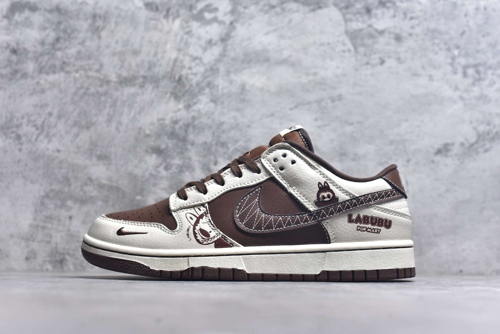 #海外爆款限量发售！Nike SB Dunk Low“ 棕拉布布” 周年高端定制 低帮休闲板鞋 定制鞋盒 大厂纯原品质出货 超高清洁度 皮料切割干净无任何毛边 细节完美 货号：SR2025-007 尺码：36 36.5 37.5 38 38.5 39 40 40.5 41 42 42.5 43 44 44.5 45-选品中心