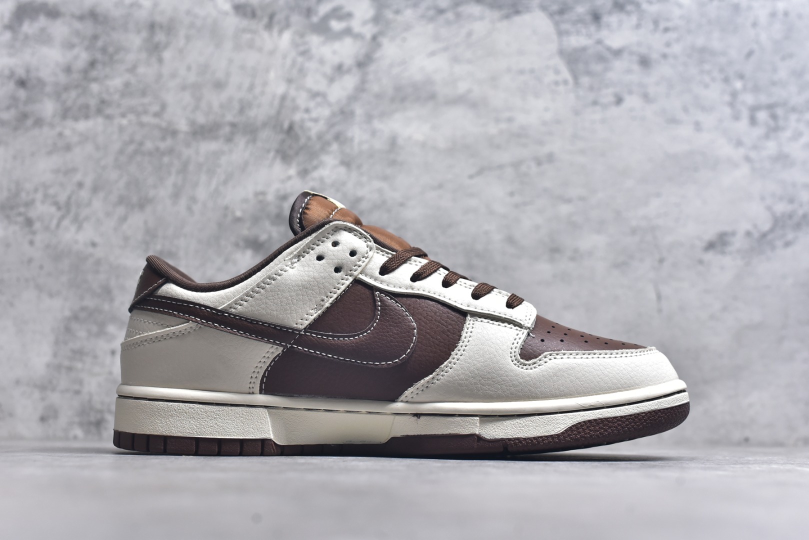 图片[3]-#海外爆款限量发售！Nike SB Dunk Low“ 棕拉布布” 周年高端定制 低帮休闲板鞋 定制鞋盒 大厂纯原品质出货 超高清洁度 皮料切割干净无任何毛边 细节完美 货号：SR2025-007 尺码：36 36.5 37.5 38 38.5 39 40 40.5 41 42 42.5 43 44 44.5 45-选品中心