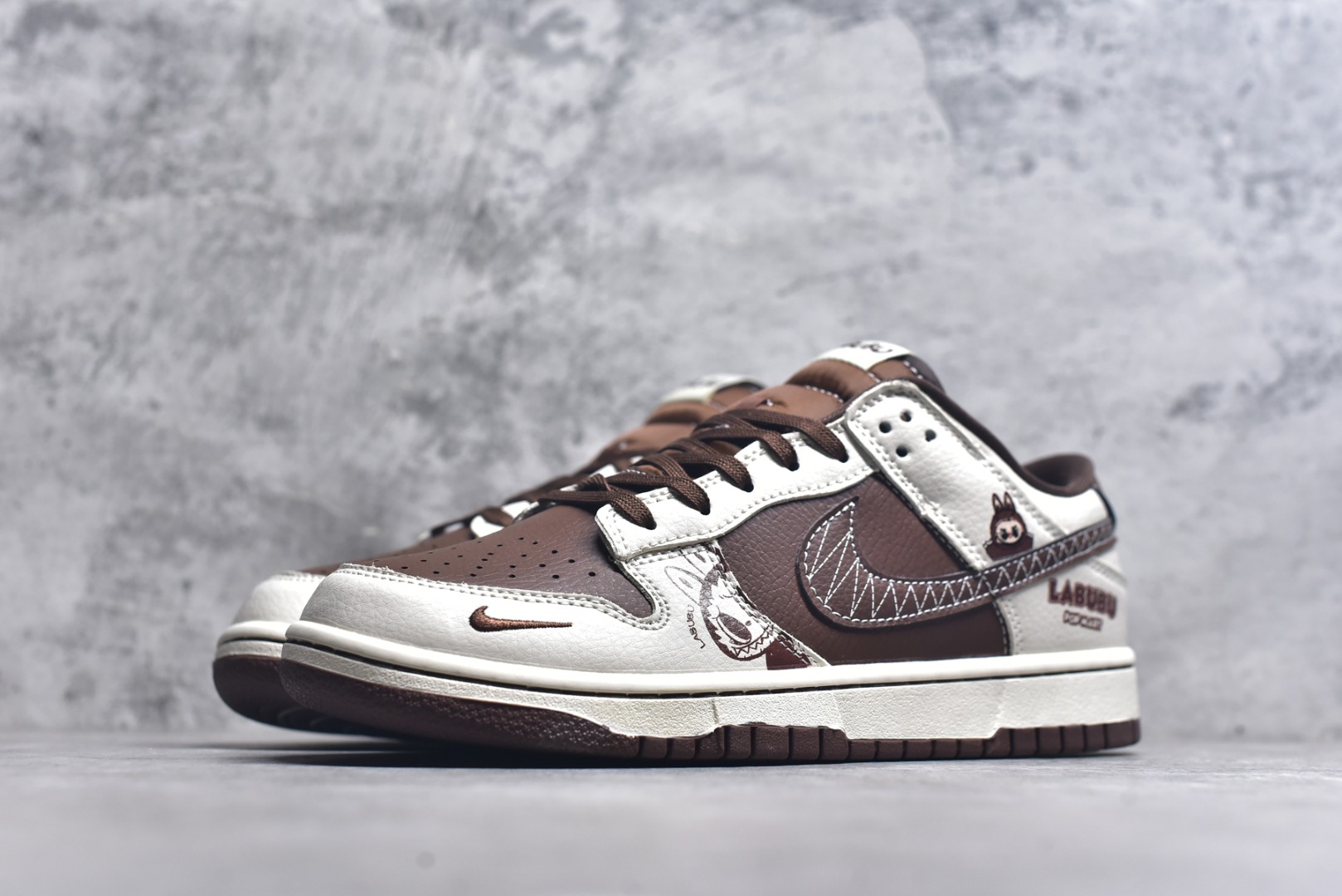 图片[2]-#海外爆款限量发售！Nike SB Dunk Low“ 棕拉布布” 周年高端定制 低帮休闲板鞋 定制鞋盒 大厂纯原品质出货 超高清洁度 皮料切割干净无任何毛边 细节完美 货号：SR2025-007 尺码：36 36.5 37.5 38 38.5 39 40 40.5 41 42 42.5 43 44 44.5 45-选品中心