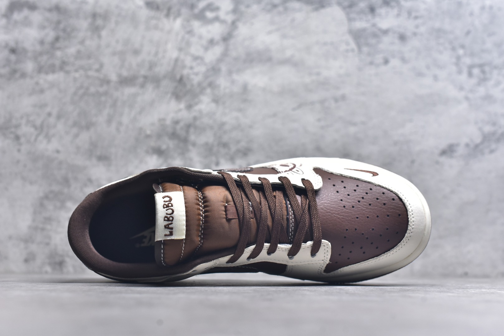 图片[4]-#海外爆款限量发售！Nike SB Dunk Low“ 棕拉布布” 周年高端定制 低帮休闲板鞋 定制鞋盒 大厂纯原品质出货 超高清洁度 皮料切割干净无任何毛边 细节完美 货号：SR2025-007 尺码：36 36.5 37.5 38 38.5 39 40 40.5 41 42 42.5 43 44 44.5 45-选品中心