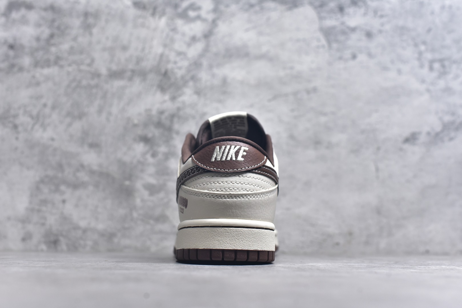 图片[5]-#海外爆款限量发售！Nike SB Dunk Low“ 棕拉布布” 周年高端定制 低帮休闲板鞋 定制鞋盒 大厂纯原品质出货 超高清洁度 皮料切割干净无任何毛边 细节完美 货号：SR2025-007 尺码：36 36.5 37.5 38 38.5 39 40 40.5 41 42 42.5 43 44 44.5 45-选品中心