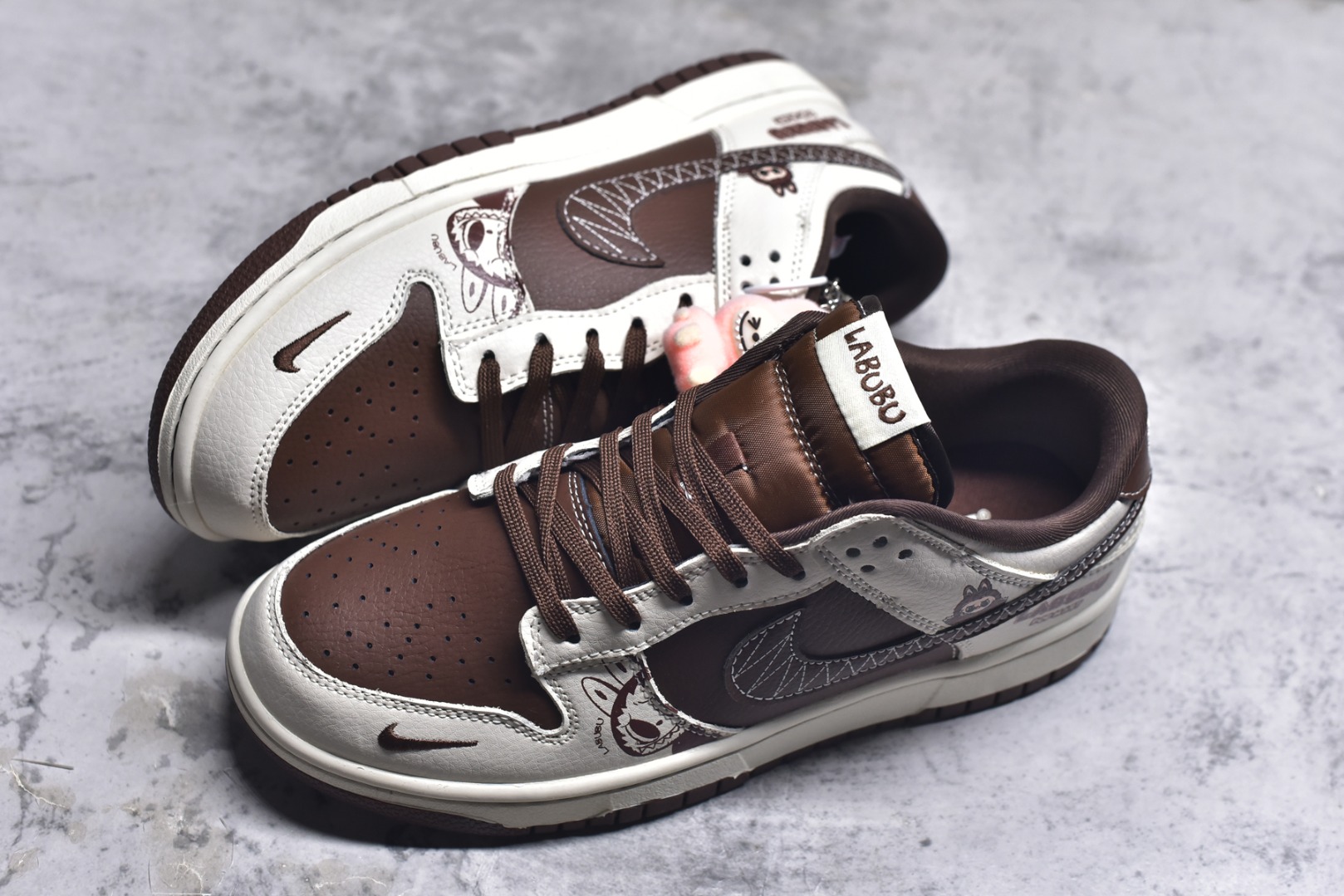 图片[7]-#海外爆款限量发售！Nike SB Dunk Low“ 棕拉布布” 周年高端定制 低帮休闲板鞋 定制鞋盒 大厂纯原品质出货 超高清洁度 皮料切割干净无任何毛边 细节完美 货号：SR2025-007 尺码：36 36.5 37.5 38 38.5 39 40 40.5 41 42 42.5 43 44 44.5 45-选品中心