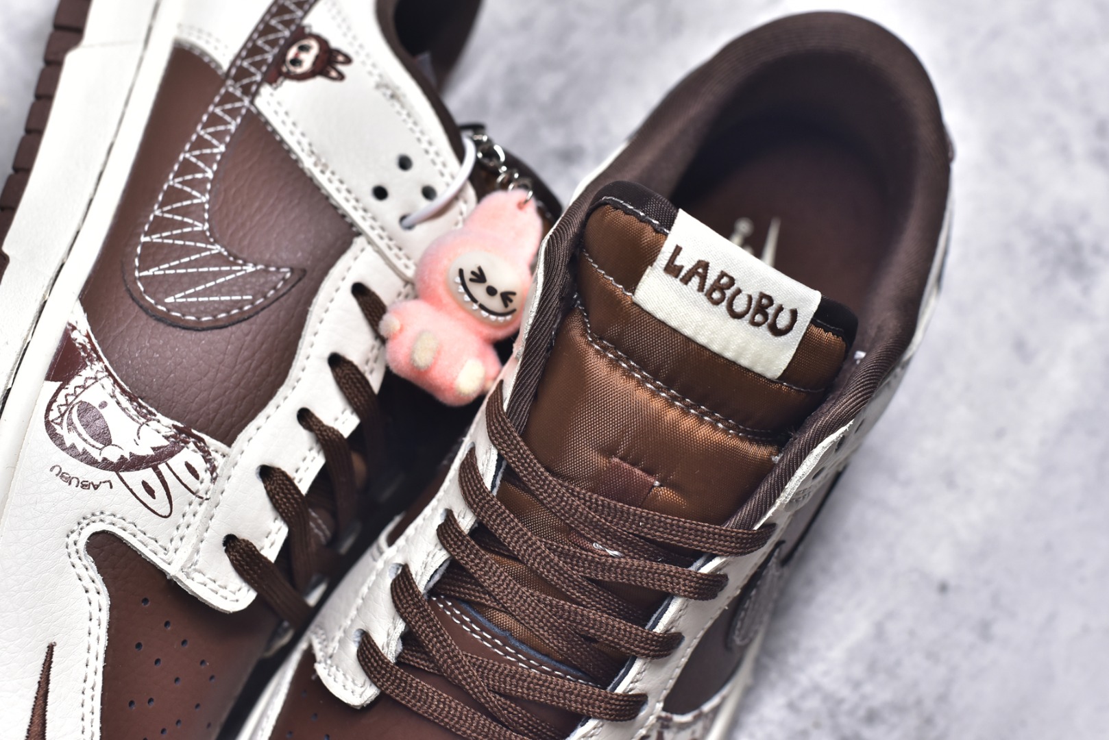 图片[9]-#海外爆款限量发售！Nike SB Dunk Low“ 棕拉布布” 周年高端定制 低帮休闲板鞋 定制鞋盒 大厂纯原品质出货 超高清洁度 皮料切割干净无任何毛边 细节完美 货号：SR2025-007 尺码：36 36.5 37.5 38 38.5 39 40 40.5 41 42 42.5 43 44 44.5 45-选品中心