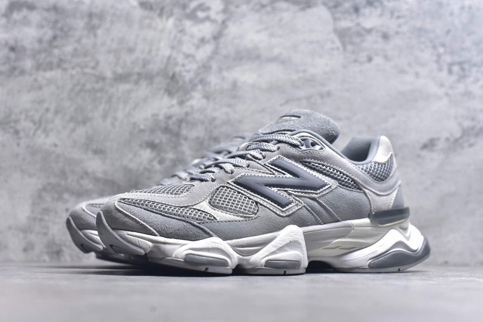 图片[2]-#New Balance NB9060 联名款 复古休闲运动慢跑鞋 U9060ERD #鞋款灵感源自设计师本人对夏日的怀日回忆。鞋面大身由空间双格及磨砂鞋面拼接而生，配以柔和、温暖的粉橘色调，夏日氛围拉满 #采用大面积网眼以及麂皮材质覆盖鞋身，还原经典气质。搭载ABZORB避震科技，由泡沫聚酯制成，上脚可以有效减少由鞋底反弹对身体及双腿的冲击力 尺码：36 37 37.5 38 38.5 39 40 40.5 41 42 42.5 43 44 44.5 45 46.5 3.D4-选品中心