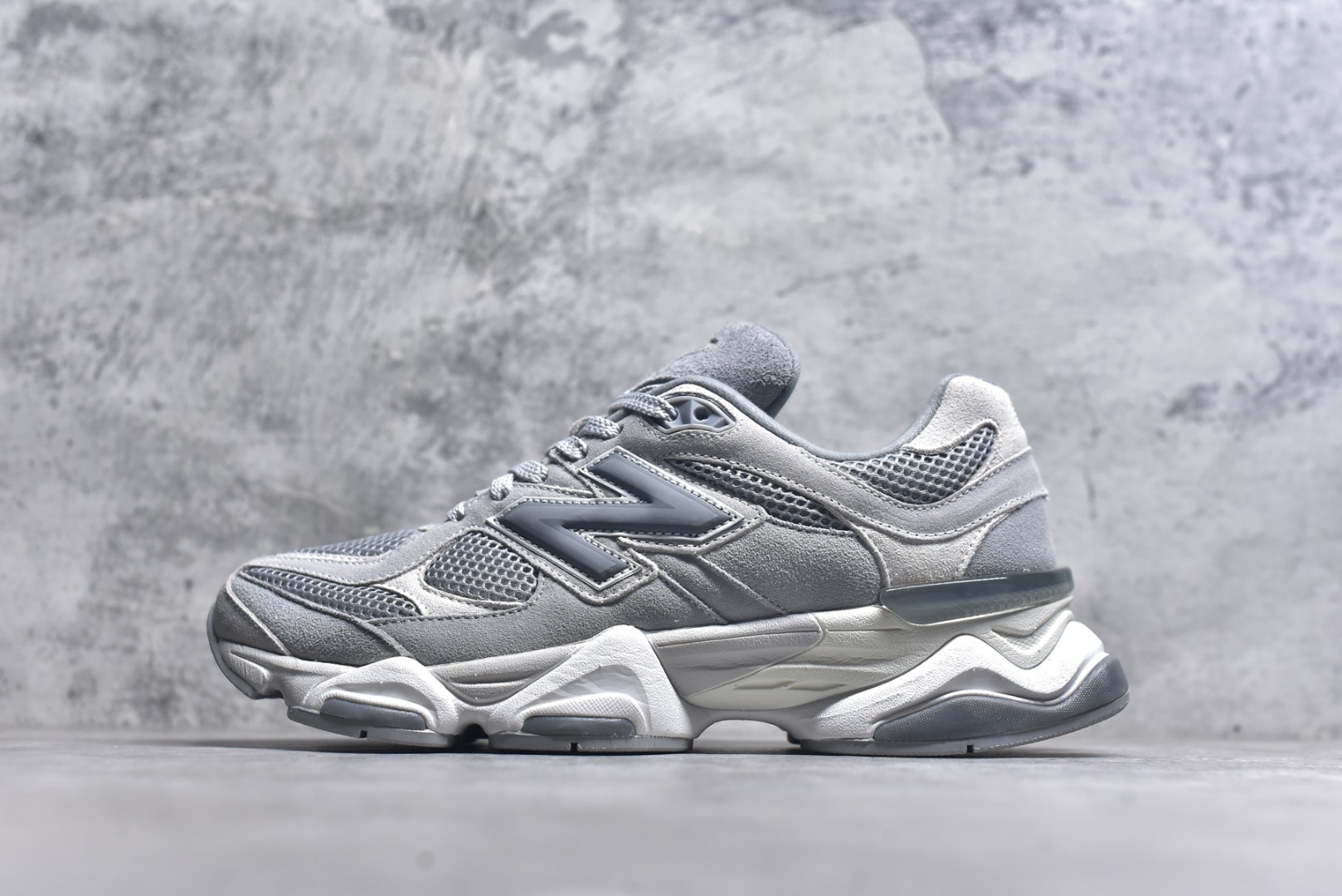 #New Balance NB9060 联名款 复古休闲运动慢跑鞋 U9060ERD #鞋款灵感源自设计师本人对夏日的怀日回忆。鞋面大身由空间双格及磨砂鞋面拼接而生，配以柔和、温暖的粉橘色调，夏日氛围拉满 #采用大面积网眼以及麂皮材质覆盖鞋身，还原经典气质。搭载ABZORB避震科技，由泡沫聚酯制成，上脚可以有效减少由鞋底反弹对身体及双腿的冲击力 尺码：36 37 37.5 38 38.5 39 40 40.5 41 42 42.5 43 44 44.5 45 46.5 3.D4-选品中心