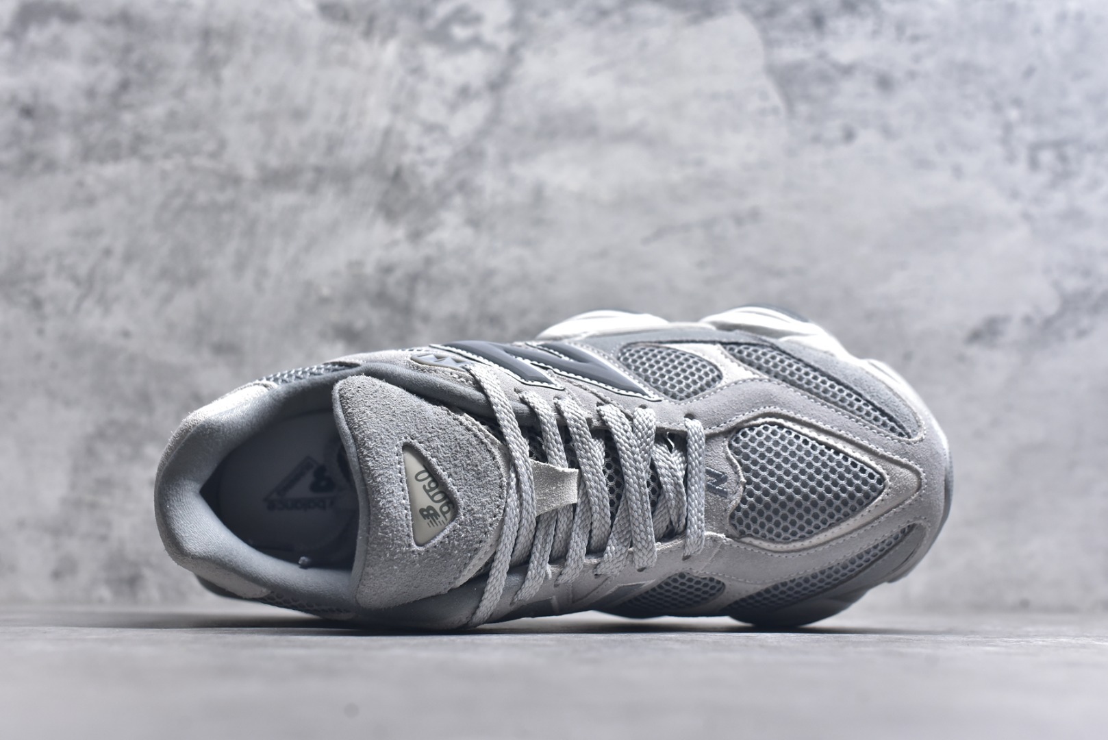 图片[4]-#New Balance NB9060 联名款 复古休闲运动慢跑鞋 U9060ERD #鞋款灵感源自设计师本人对夏日的怀日回忆。鞋面大身由空间双格及磨砂鞋面拼接而生，配以柔和、温暖的粉橘色调，夏日氛围拉满 #采用大面积网眼以及麂皮材质覆盖鞋身，还原经典气质。搭载ABZORB避震科技，由泡沫聚酯制成，上脚可以有效减少由鞋底反弹对身体及双腿的冲击力 尺码：36 37 37.5 38 38.5 39 40 40.5 41 42 42.5 43 44 44.5 45 46.5 3.D4-选品中心