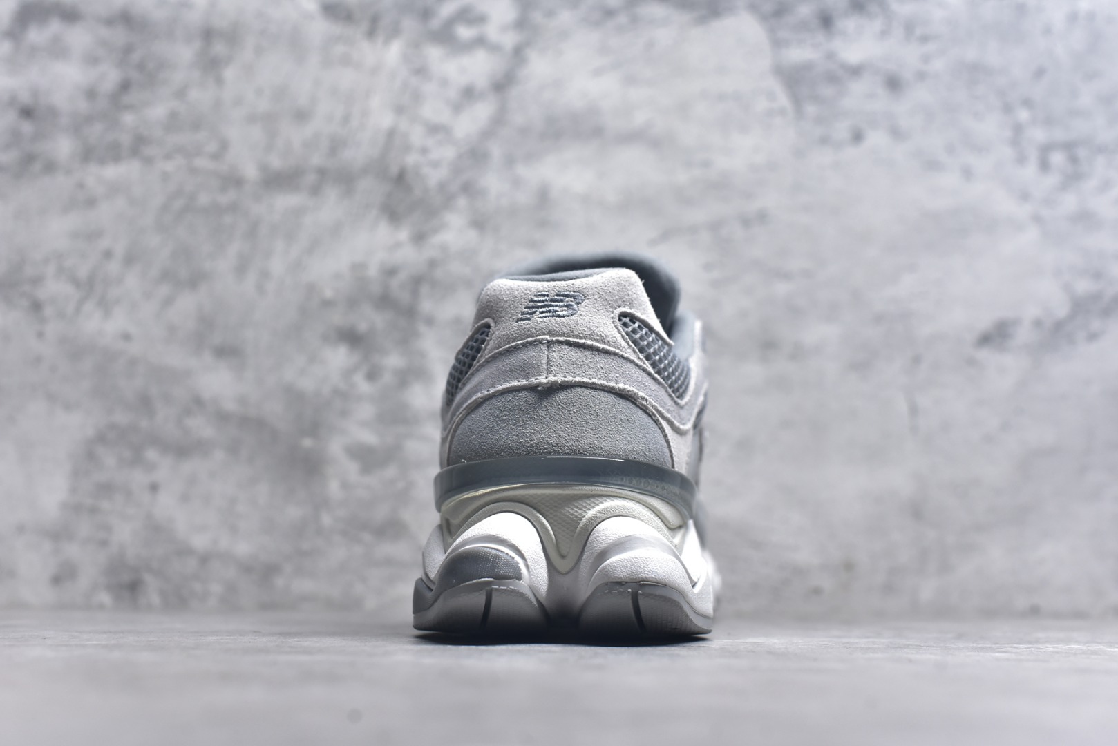 图片[5]-#New Balance NB9060 联名款 复古休闲运动慢跑鞋 U9060ERD #鞋款灵感源自设计师本人对夏日的怀日回忆。鞋面大身由空间双格及磨砂鞋面拼接而生，配以柔和、温暖的粉橘色调，夏日氛围拉满 #采用大面积网眼以及麂皮材质覆盖鞋身，还原经典气质。搭载ABZORB避震科技，由泡沫聚酯制成，上脚可以有效减少由鞋底反弹对身体及双腿的冲击力 尺码：36 37 37.5 38 38.5 39 40 40.5 41 42 42.5 43 44 44.5 45 46.5 3.D4-选品中心