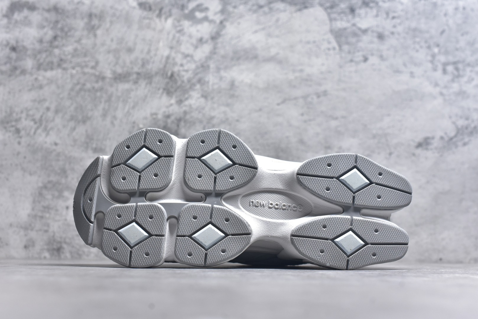 图片[6]-#New Balance NB9060 联名款 复古休闲运动慢跑鞋 U9060ERD #鞋款灵感源自设计师本人对夏日的怀日回忆。鞋面大身由空间双格及磨砂鞋面拼接而生，配以柔和、温暖的粉橘色调，夏日氛围拉满 #采用大面积网眼以及麂皮材质覆盖鞋身，还原经典气质。搭载ABZORB避震科技，由泡沫聚酯制成，上脚可以有效减少由鞋底反弹对身体及双腿的冲击力 尺码：36 37 37.5 38 38.5 39 40 40.5 41 42 42.5 43 44 44.5 45 46.5 3.D4-选品中心