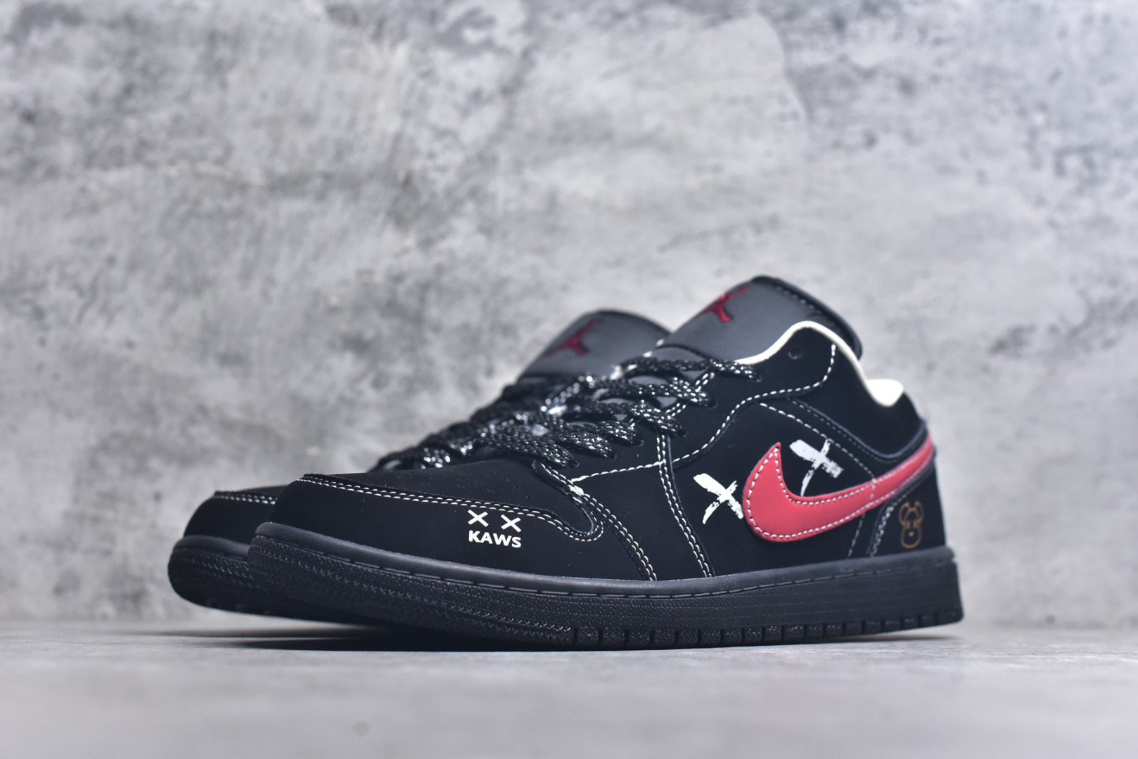 图片[2]-#Air Jordan 1 Retro Low x KAWS 黑红 官方同步新色 原装级产物 拒绝公底 立体鞋型 细节完美 高清洁度 购置公司同步原材料 原汁原味 忠于原版 货号：QG2025 004 尺码：36 36.5 37.5 38 38.5 39 40 40.5 41 42 42.5 43 44 44.5 45-选品中心