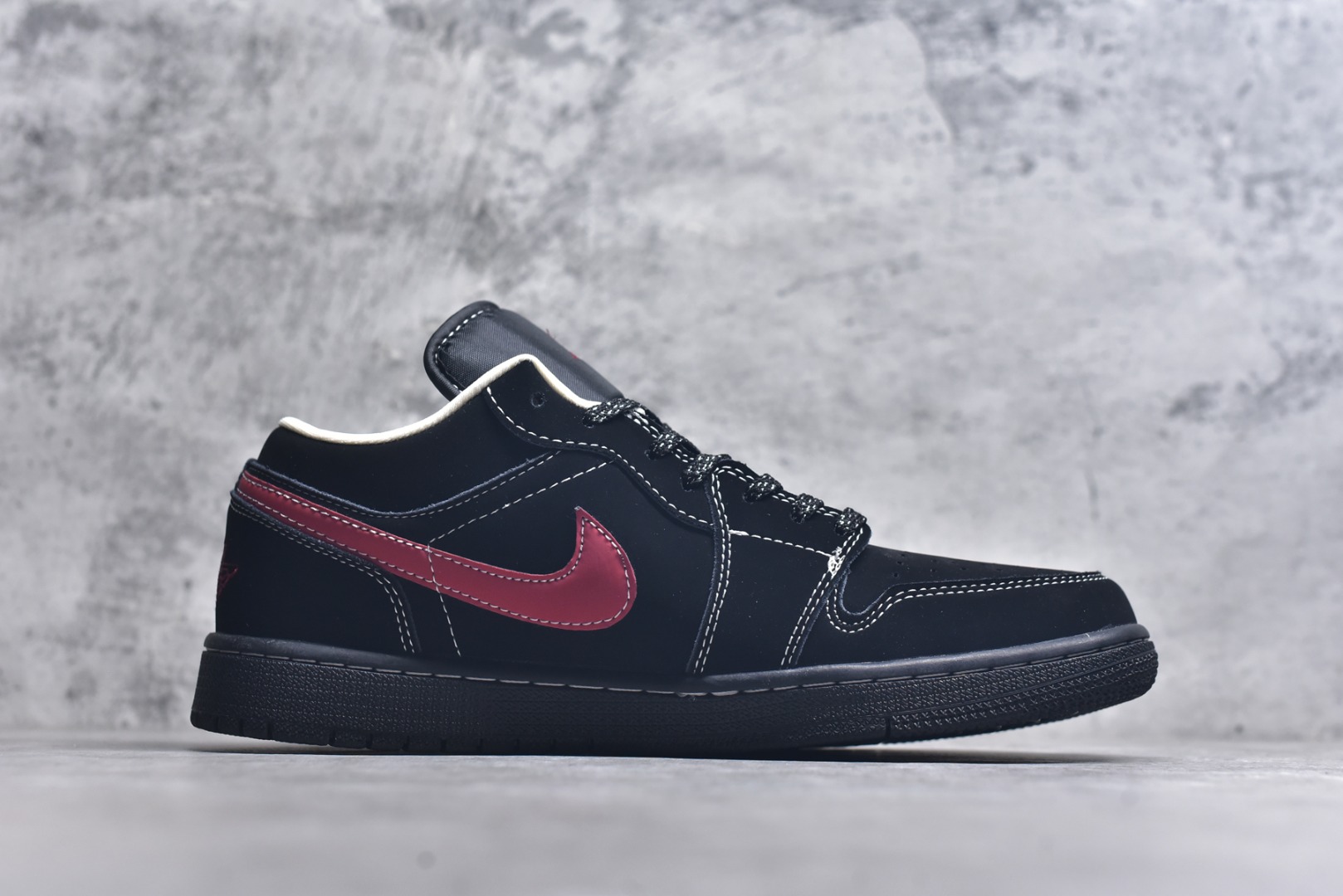 图片[3]-#Air Jordan 1 Retro Low x KAWS 黑红 官方同步新色 原装级产物 拒绝公底 立体鞋型 细节完美 高清洁度 购置公司同步原材料 原汁原味 忠于原版 货号：QG2025 004 尺码：36 36.5 37.5 38 38.5 39 40 40.5 41 42 42.5 43 44 44.5 45-选品中心