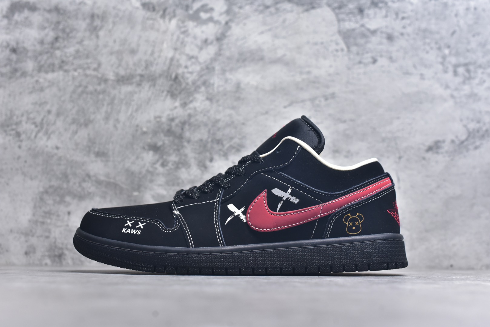 #Air Jordan 1 Retro Low x KAWS 黑红 官方同步新色 原装级产物 拒绝公底 立体鞋型 细节完美 高清洁度 购置公司同步原材料 原汁原味 忠于原版 货号：QG2025 004 尺码：36 36.5 37.5 38 38.5 39 40 40.5 41 42 42.5 43 44 44.5 45-选品中心