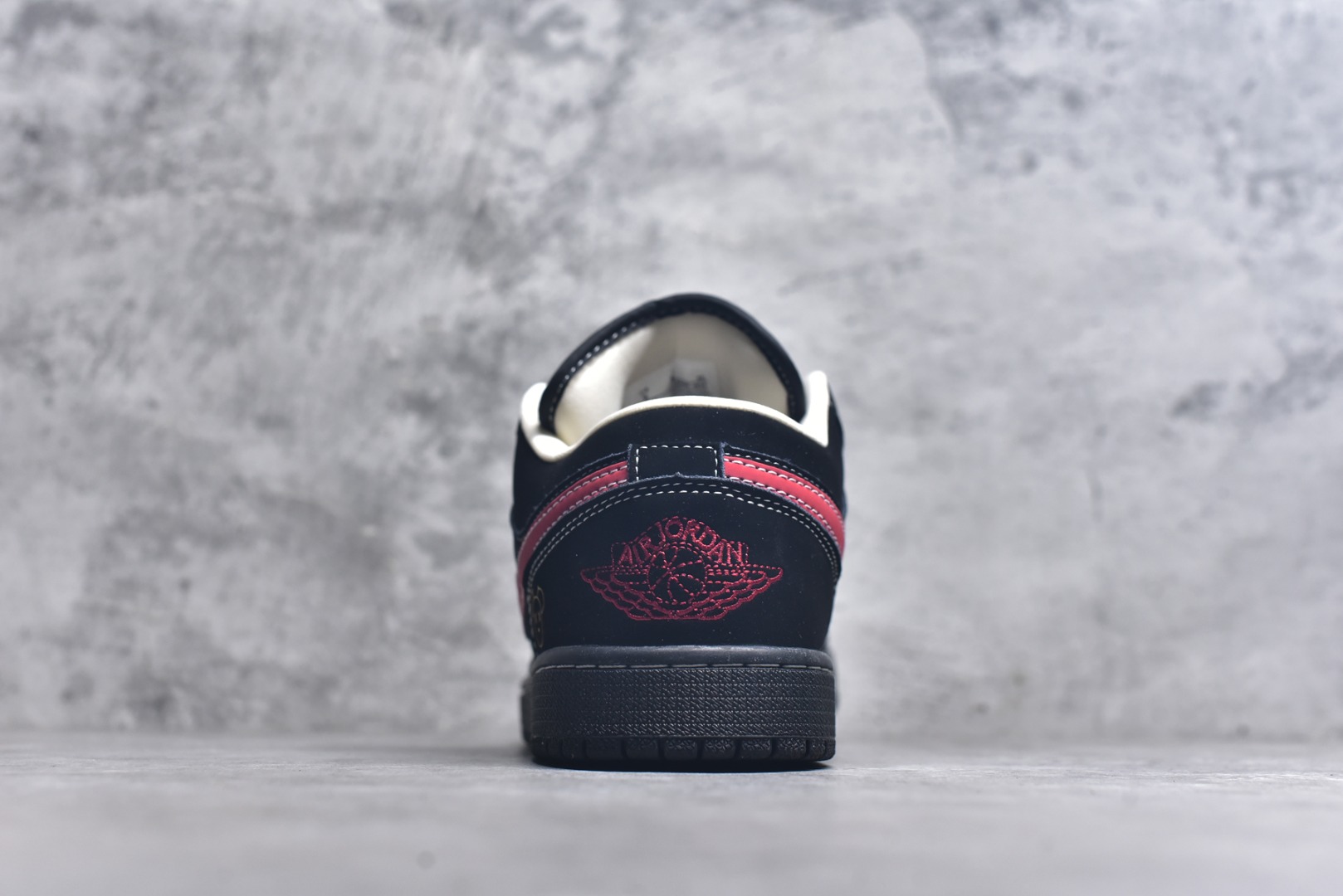 图片[5]-#Air Jordan 1 Retro Low x KAWS 黑红 官方同步新色 原装级产物 拒绝公底 立体鞋型 细节完美 高清洁度 购置公司同步原材料 原汁原味 忠于原版 货号：QG2025 004 尺码：36 36.5 37.5 38 38.5 39 40 40.5 41 42 42.5 43 44 44.5 45-选品中心