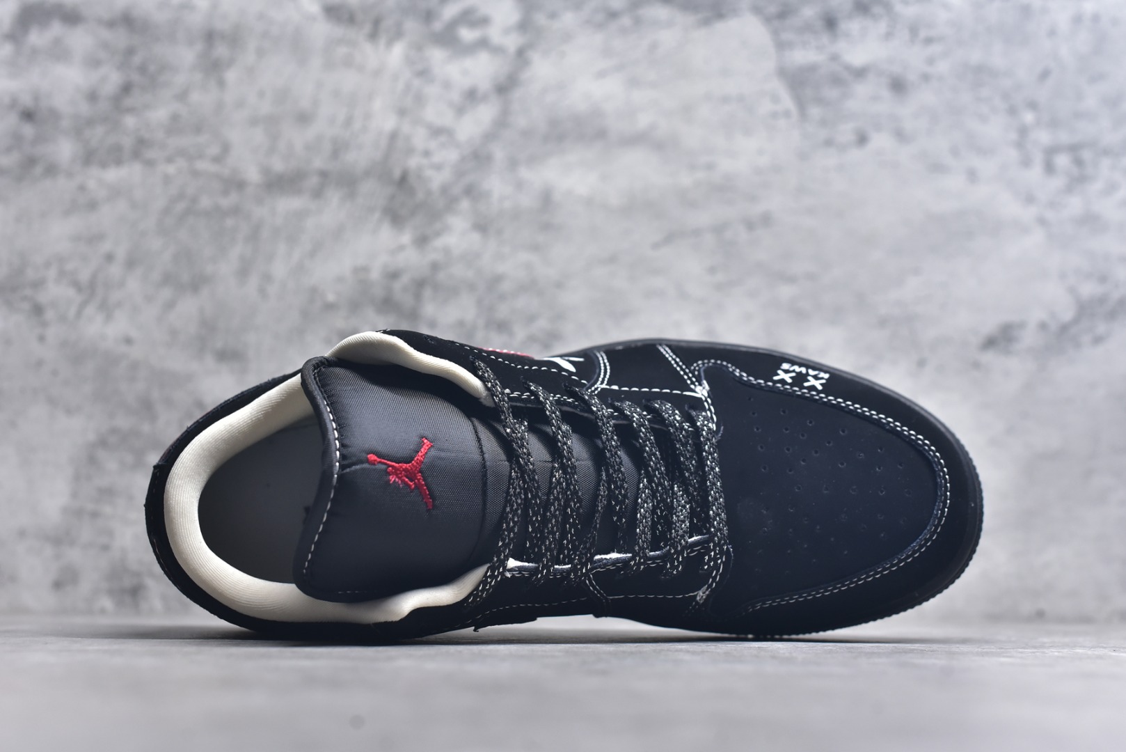 图片[4]-#Air Jordan 1 Retro Low x KAWS 黑红 官方同步新色 原装级产物 拒绝公底 立体鞋型 细节完美 高清洁度 购置公司同步原材料 原汁原味 忠于原版 货号：QG2025 004 尺码：36 36.5 37.5 38 38.5 39 40 40.5 41 42 42.5 43 44 44.5 45-选品中心