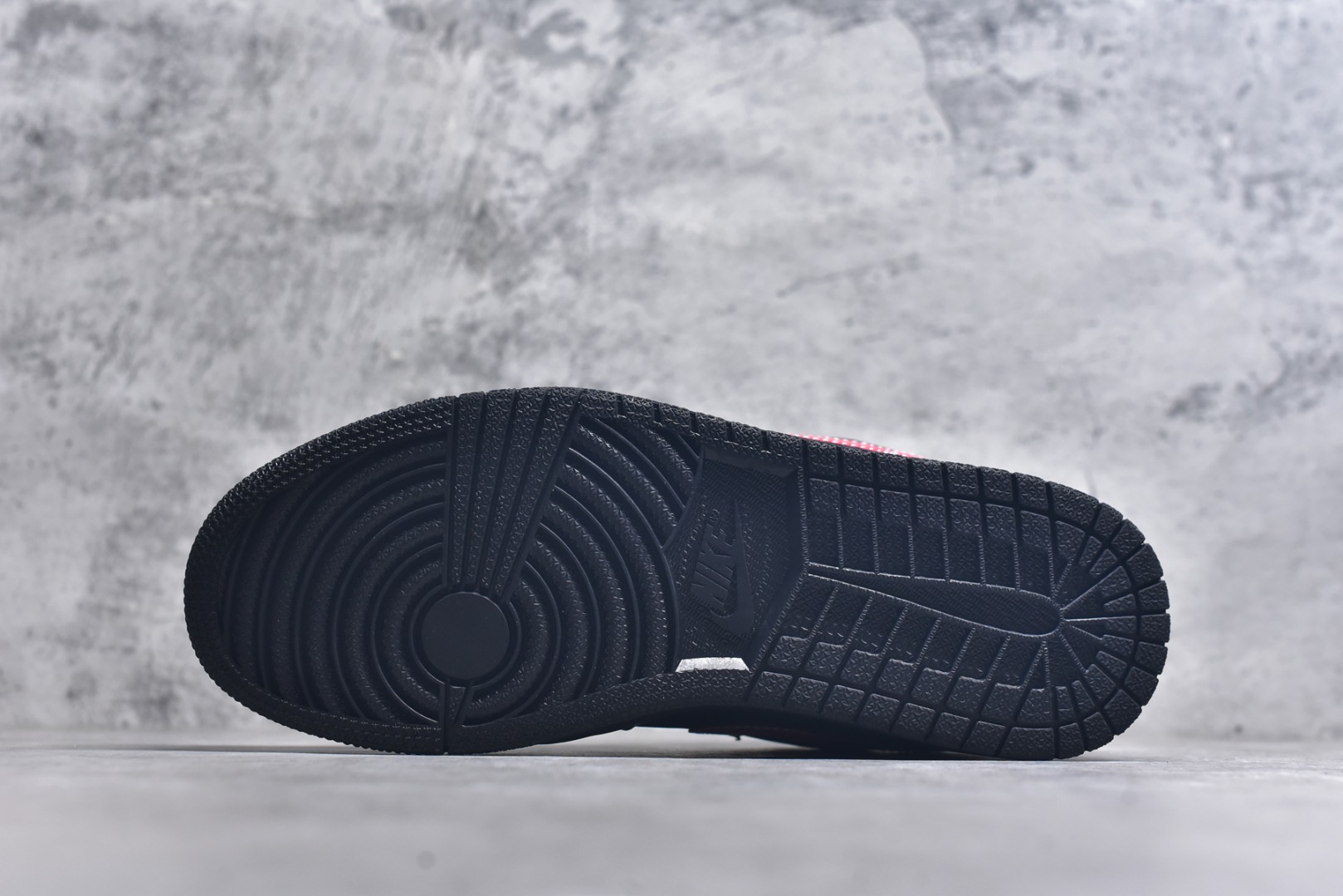 图片[6]-#Air Jordan 1 Retro Low x KAWS 黑红 官方同步新色 原装级产物 拒绝公底 立体鞋型 细节完美 高清洁度 购置公司同步原材料 原汁原味 忠于原版 货号：QG2025 004 尺码：36 36.5 37.5 38 38.5 39 40 40.5 41 42 42.5 43 44 44.5 45-选品中心