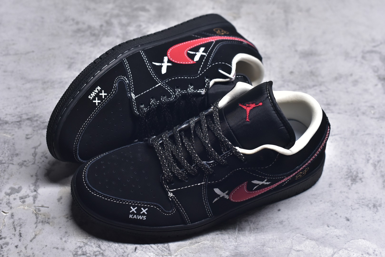 图片[7]-#Air Jordan 1 Retro Low x KAWS 黑红 官方同步新色 原装级产物 拒绝公底 立体鞋型 细节完美 高清洁度 购置公司同步原材料 原汁原味 忠于原版 货号：QG2025 004 尺码：36 36.5 37.5 38 38.5 39 40 40.5 41 42 42.5 43 44 44.5 45-选品中心