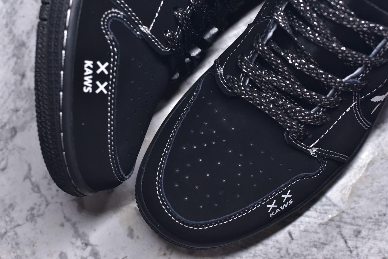 图片[8]-#Air Jordan 1 Retro Low x KAWS 黑红 官方同步新色 原装级产物 拒绝公底 立体鞋型 细节完美 高清洁度 购置公司同步原材料 原汁原味 忠于原版 货号：QG2025 004 尺码：36 36.5 37.5 38 38.5 39 40 40.5 41 42 42.5 43 44 44.5 45-选品中心