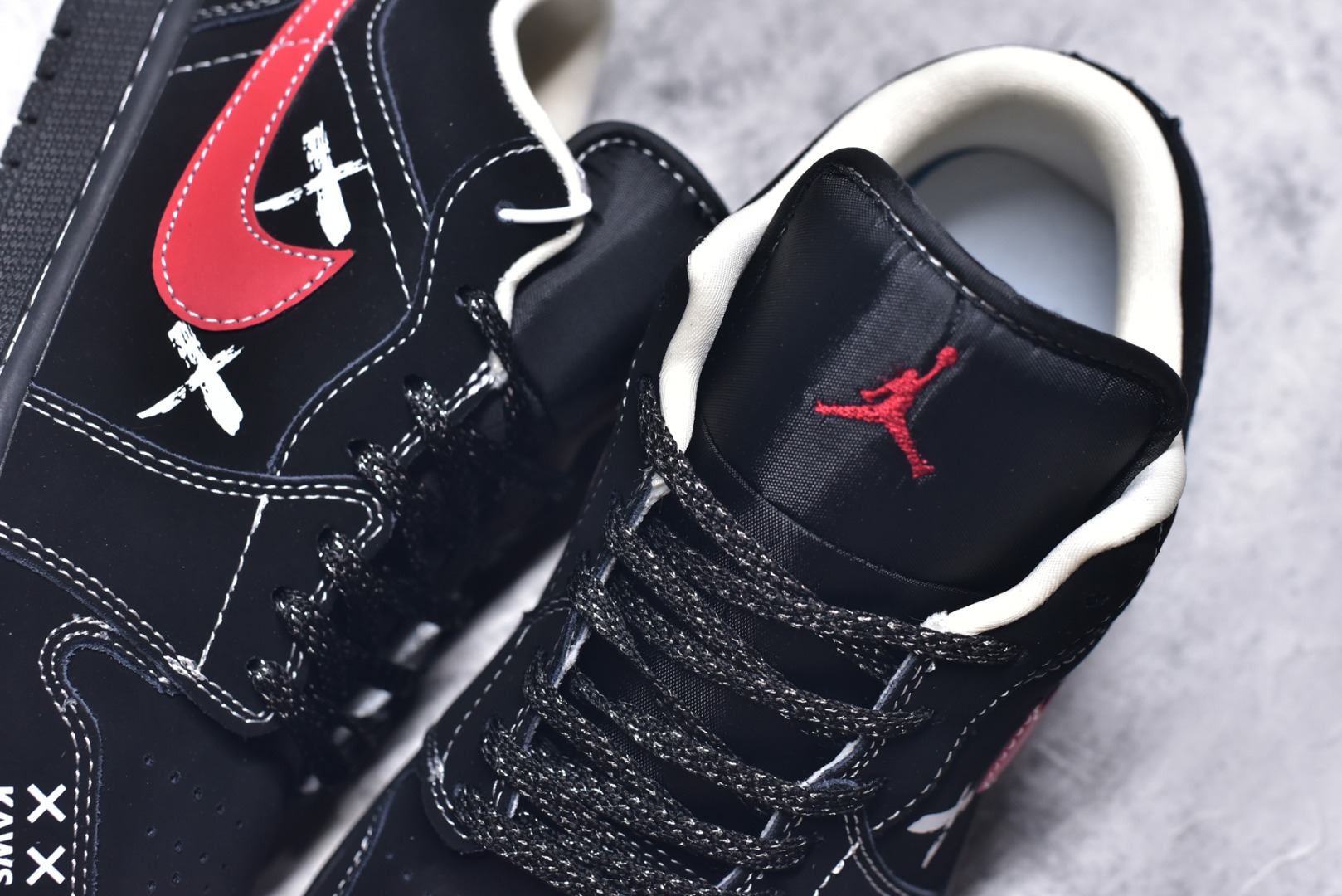 图片[9]-#Air Jordan 1 Retro Low x KAWS 黑红 官方同步新色 原装级产物 拒绝公底 立体鞋型 细节完美 高清洁度 购置公司同步原材料 原汁原味 忠于原版 货号：QG2025 004 尺码：36 36.5 37.5 38 38.5 39 40 40.5 41 42 42.5 43 44 44.5 45-选品中心