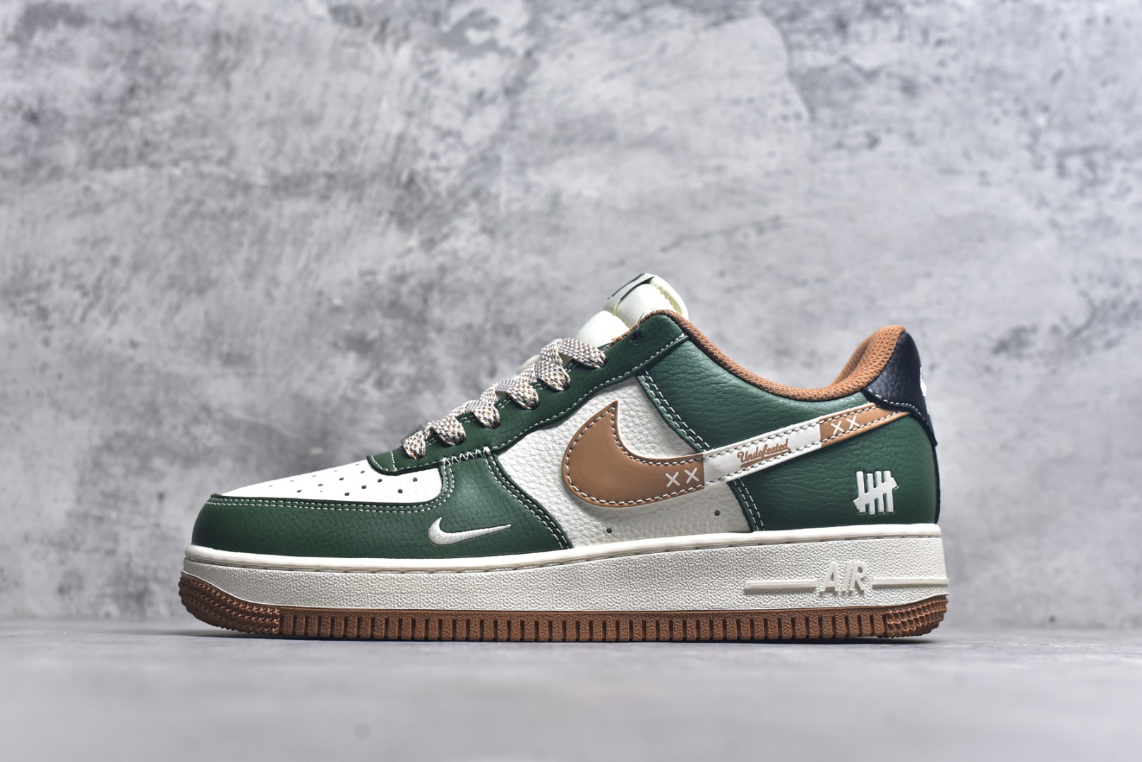 #Nike Air Force 1\'07 Low UN联名 草绿拼接生胶 空军一号低帮休闲板鞋 JP8028-006 #原楦头原纸板 原装鞋盒 定制五金配件 内置全掌气垫 原厂鞋底 尺码：36 36.5 37.5 38 38.5 39 40 40.5 41 42 42.5 43 44 44.5 45 9.D4-选品中心