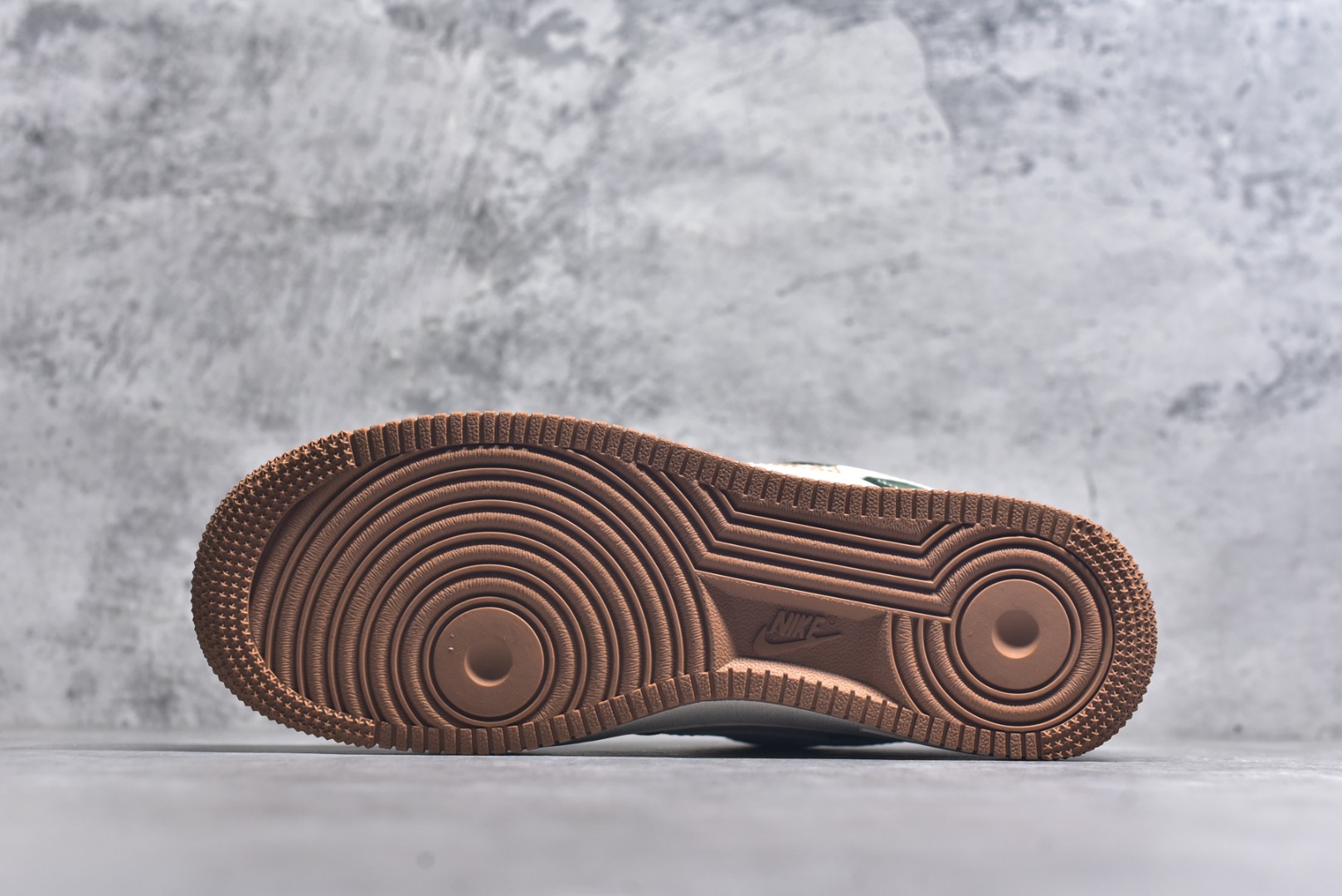 图片[6]-#Nike Air Force 1\’07 Low UN联名 草绿拼接生胶 空军一号低帮休闲板鞋 JP8028-006 #原楦头原纸板 原装鞋盒 定制五金配件 内置全掌气垫 原厂鞋底 尺码：36 36.5 37.5 38 38.5 39 40 40.5 41 42 42.5 43 44 44.5 45 9.D4-选品中心