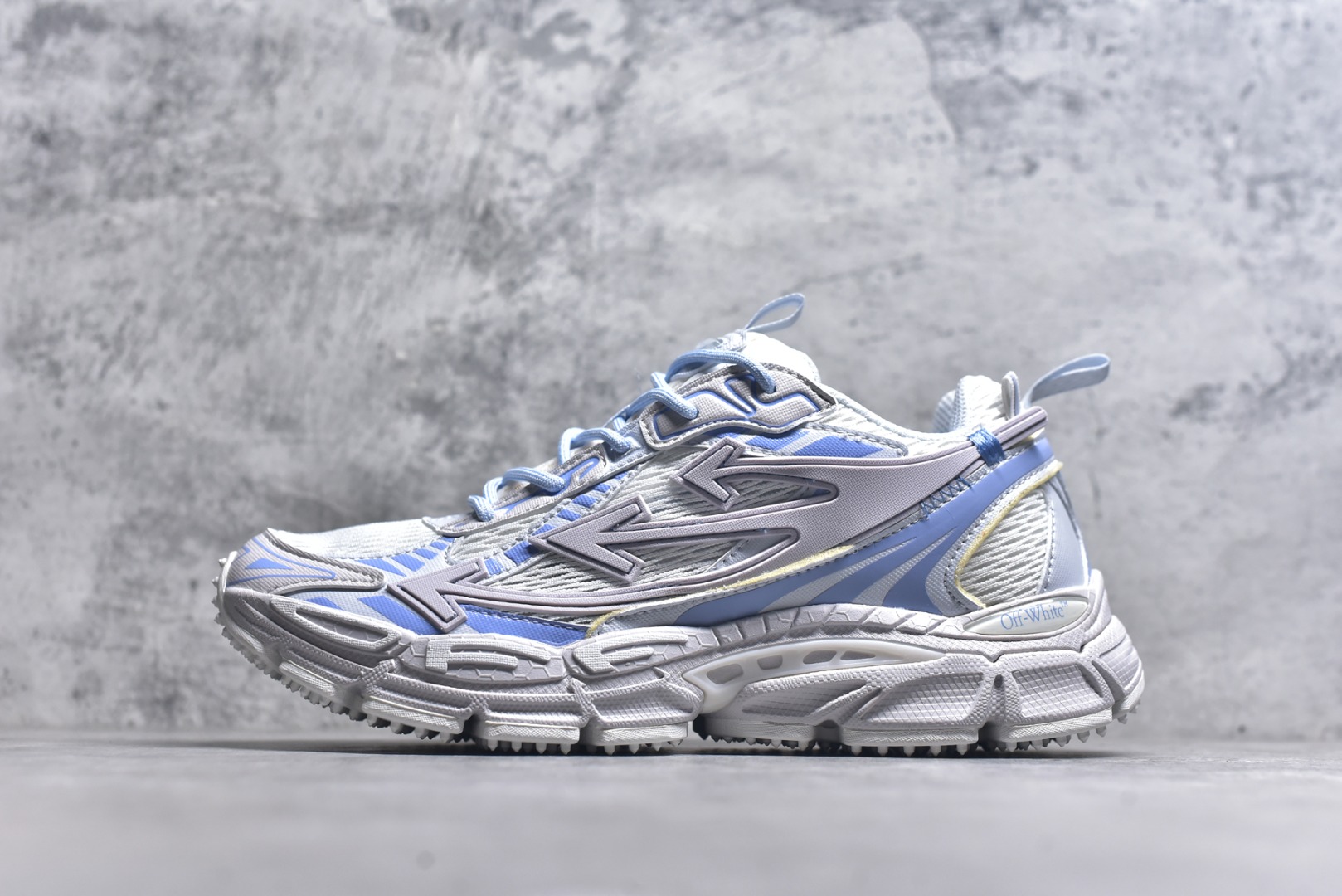 #Off-White 2025年OW最新款跑鞋 百分百原盒正确版 原楦原纸板数据开发 4层分离大底#鞋面采用3d立体打印和多种材料拼接而成#防滑耐磨透气性轻便跑鞋 作为曾经爆火 并且定位奢潮领域的标志性品牌 Off-White 仍需要不断更新符合当下潮流时尚的复古运动鞋款，以期收获基本盘消费者的关注 此次更新的 Off-White 新款运动鞋将经典复古老爹鞋细节设计更加夸张化 并将标志性箭头设计置于显著位置 除此之外 整个系列的色彩搭配也可谓纷繁多样 总有一款适合你 尺码：36 37 38 39 40 41 42 43 44 45 46 47-选品中心