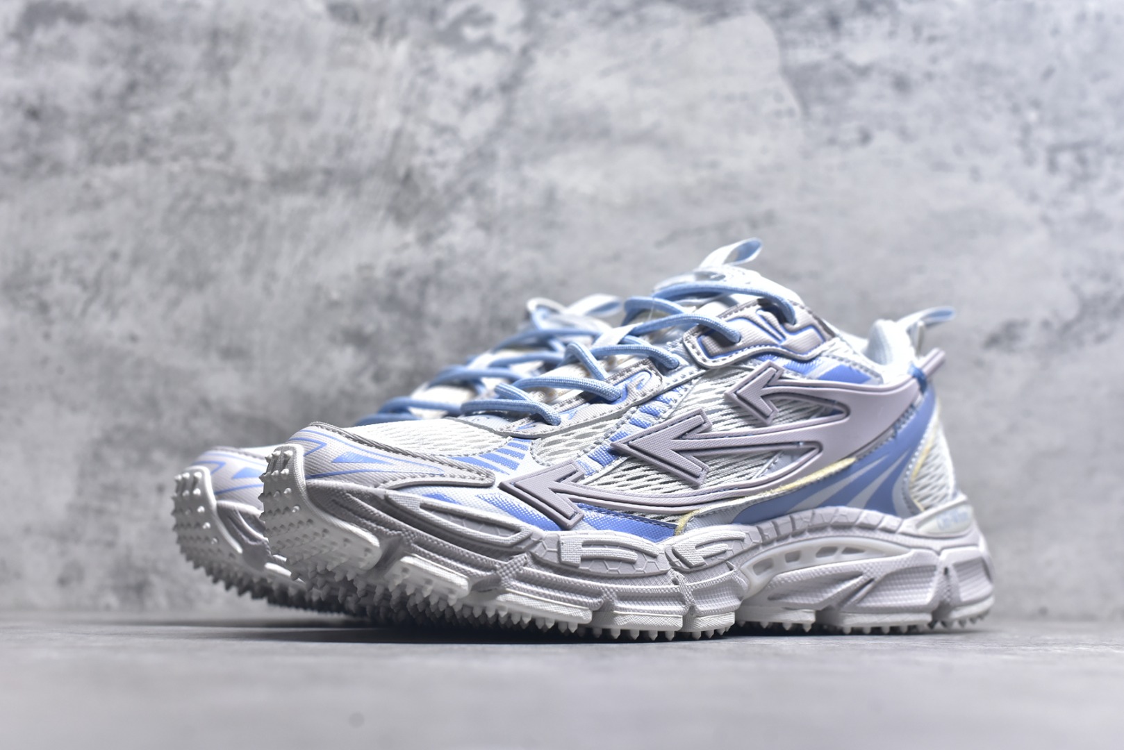 图片[2]-#Off-White 2025年OW最新款跑鞋 百分百原盒正确版 原楦原纸板数据开发 4层分离大底#鞋面采用3d立体打印和多种材料拼接而成#防滑耐磨透气性轻便跑鞋 作为曾经爆火 并且定位奢潮领域的标志性品牌 Off-White 仍需要不断更新符合当下潮流时尚的复古运动鞋款，以期收获基本盘消费者的关注 此次更新的 Off-White 新款运动鞋将经典复古老爹鞋细节设计更加夸张化 并将标志性箭头设计置于显著位置 除此之外 整个系列的色彩搭配也可谓纷繁多样 总有一款适合你 尺码：36 37 38 39 40 41 42 43 44 45 46 47-选品中心