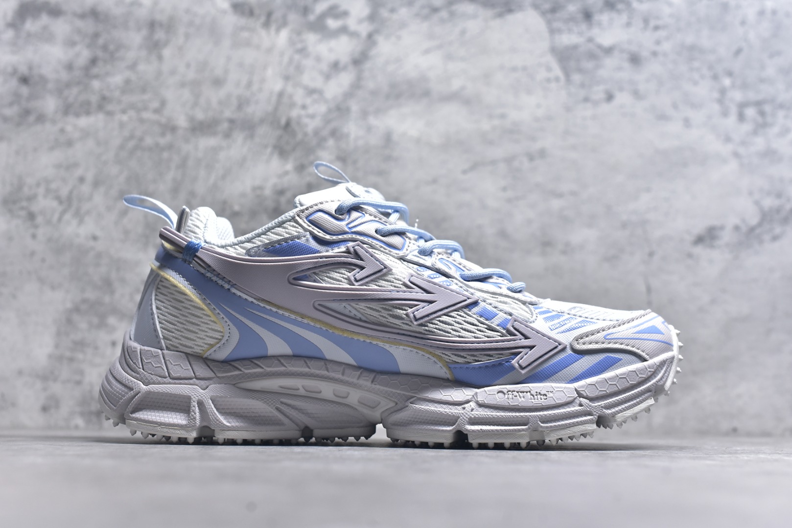 图片[3]-#Off-White 2025年OW最新款跑鞋 百分百原盒正确版 原楦原纸板数据开发 4层分离大底#鞋面采用3d立体打印和多种材料拼接而成#防滑耐磨透气性轻便跑鞋 作为曾经爆火 并且定位奢潮领域的标志性品牌 Off-White 仍需要不断更新符合当下潮流时尚的复古运动鞋款，以期收获基本盘消费者的关注 此次更新的 Off-White 新款运动鞋将经典复古老爹鞋细节设计更加夸张化 并将标志性箭头设计置于显著位置 除此之外 整个系列的色彩搭配也可谓纷繁多样 总有一款适合你 尺码：36 37 38 39 40 41 42 43 44 45 46 47-选品中心