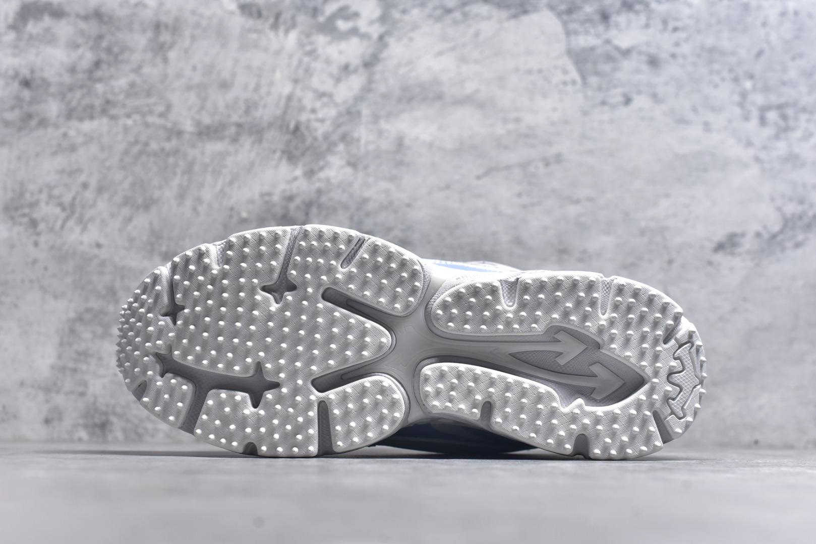 图片[6]-#Off-White 2025年OW最新款跑鞋 百分百原盒正确版 原楦原纸板数据开发 4层分离大底#鞋面采用3d立体打印和多种材料拼接而成#防滑耐磨透气性轻便跑鞋 作为曾经爆火 并且定位奢潮领域的标志性品牌 Off-White 仍需要不断更新符合当下潮流时尚的复古运动鞋款，以期收获基本盘消费者的关注 此次更新的 Off-White 新款运动鞋将经典复古老爹鞋细节设计更加夸张化 并将标志性箭头设计置于显著位置 除此之外 整个系列的色彩搭配也可谓纷繁多样 总有一款适合你 尺码：36 37 38 39 40 41 42 43 44 45 46 47-选品中心