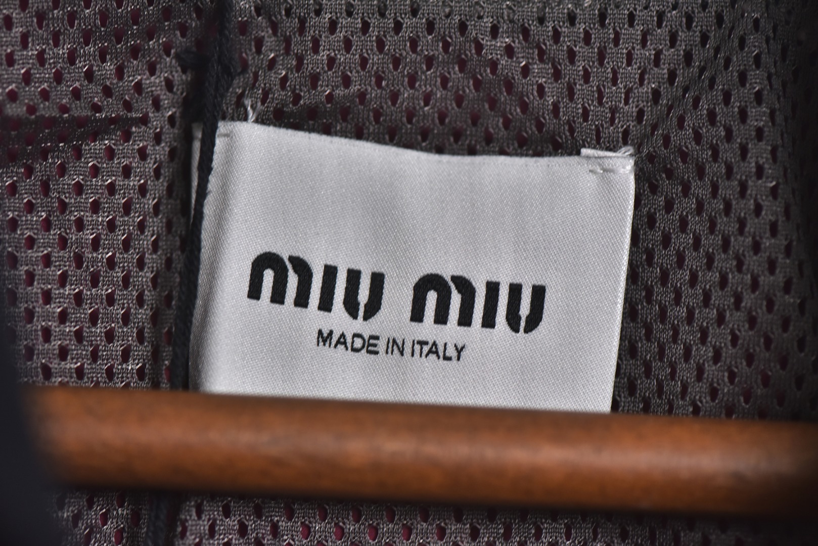 图片[3]-#Miu Miu 25Fw Miu小标拼色玫红连帽外套 梭织拼色主体，高密尼龙塔丝隆，采用30D/72超细旦纱线，经平纹+斜纹复合织造，表面做耐久防泼水涂层处理，可日常生活防水，激光切割拼缝，色块接缝处采用0.1mm级精密切割以热风压胶条，内衬加固。定制弹力捆条选用210T涤纶四面弹，经预缩处理后以45°斜裁包边，边缘采用三针五线收口，确保拉伸不变形，定织提花织带，以32股高强涤纶长丝织造，表面呈现MIUMIU专属提花Logo，通过纱罗组织实现透气镂空。米色动态调节抽绳，双通道抽绳管，可单手调节。绳扣内部设微型棘齿结构，防止运动中松动，采用立体冲孔网布，以5mm厚度+70%开孔率的聚酯单丝编织，背部复合吸湿速干氨纶，定制合金拉链，链齿采用亮光氧化锆陶瓷，拉头内嵌双轴承滑轮，顺滑度达20,000次测试无卡顿 尺码：44 46 48-选品中心