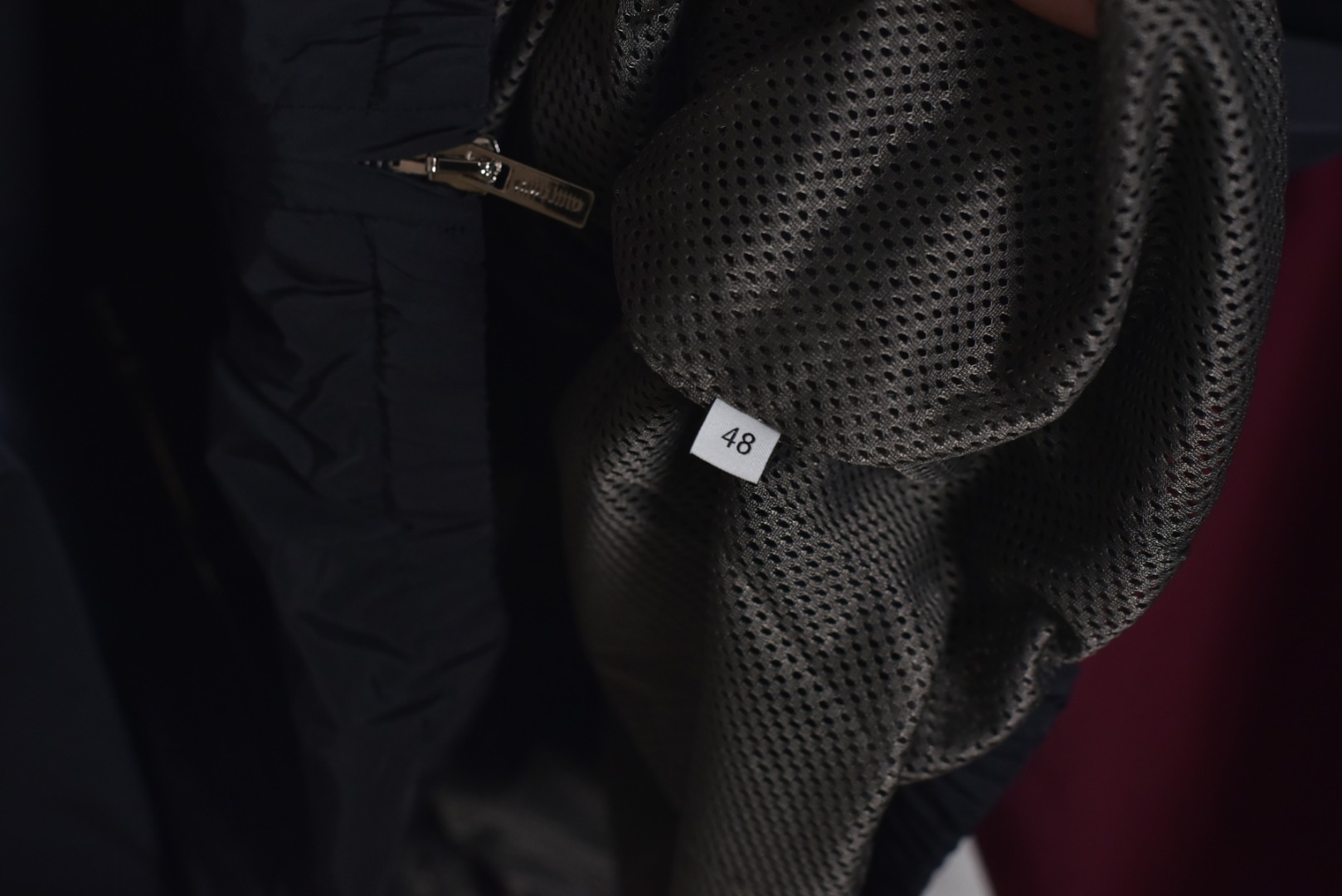 图片[8]-#Miu Miu 25Fw Miu小标拼色玫红连帽外套 梭织拼色主体，高密尼龙塔丝隆，采用30D/72超细旦纱线，经平纹+斜纹复合织造，表面做耐久防泼水涂层处理，可日常生活防水，激光切割拼缝，色块接缝处采用0.1mm级精密切割以热风压胶条，内衬加固。定制弹力捆条选用210T涤纶四面弹，经预缩处理后以45°斜裁包边，边缘采用三针五线收口，确保拉伸不变形，定织提花织带，以32股高强涤纶长丝织造，表面呈现MIUMIU专属提花Logo，通过纱罗组织实现透气镂空。米色动态调节抽绳，双通道抽绳管，可单手调节。绳扣内部设微型棘齿结构，防止运动中松动，采用立体冲孔网布，以5mm厚度+70%开孔率的聚酯单丝编织，背部复合吸湿速干氨纶，定制合金拉链，链齿采用亮光氧化锆陶瓷，拉头内嵌双轴承滑轮，顺滑度达20,000次测试无卡顿 尺码：44 46 48-选品中心