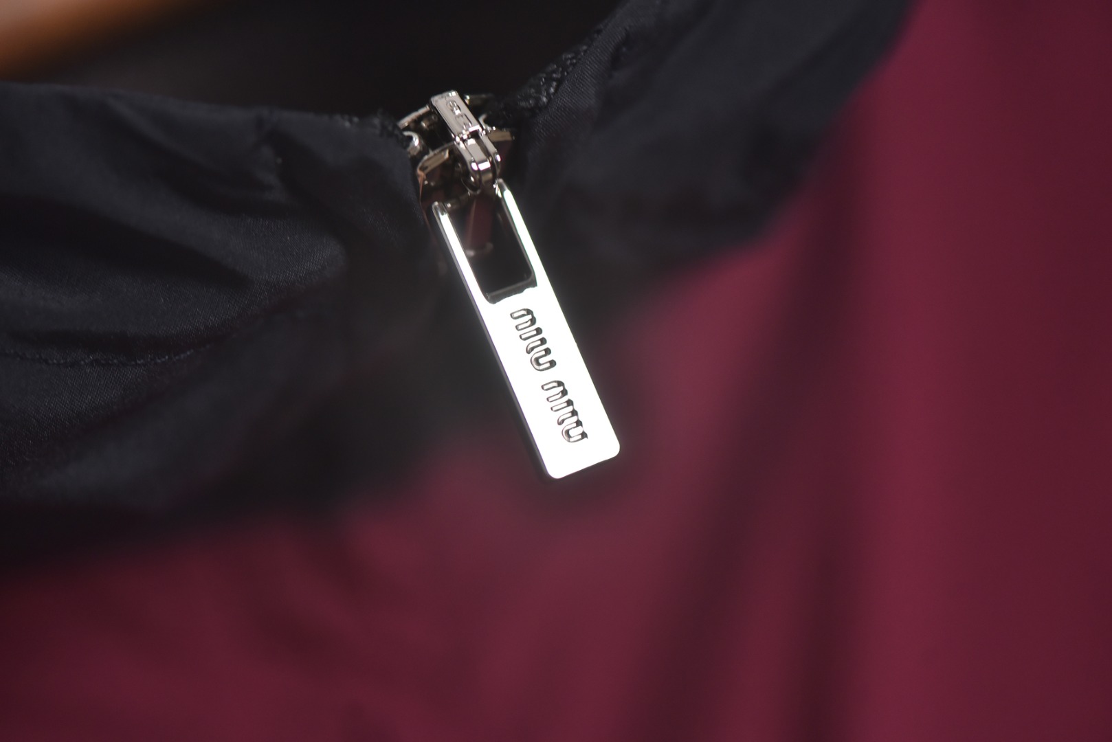 图片[5]-#Miu Miu 25Fw Miu小标拼色玫红连帽外套 梭织拼色主体，高密尼龙塔丝隆，采用30D/72超细旦纱线，经平纹+斜纹复合织造，表面做耐久防泼水涂层处理，可日常生活防水，激光切割拼缝，色块接缝处采用0.1mm级精密切割以热风压胶条，内衬加固。定制弹力捆条选用210T涤纶四面弹，经预缩处理后以45°斜裁包边，边缘采用三针五线收口，确保拉伸不变形，定织提花织带，以32股高强涤纶长丝织造，表面呈现MIUMIU专属提花Logo，通过纱罗组织实现透气镂空。米色动态调节抽绳，双通道抽绳管，可单手调节。绳扣内部设微型棘齿结构，防止运动中松动，采用立体冲孔网布，以5mm厚度+70%开孔率的聚酯单丝编织，背部复合吸湿速干氨纶，定制合金拉链，链齿采用亮光氧化锆陶瓷，拉头内嵌双轴承滑轮，顺滑度达20,000次测试无卡顿 尺码：44 46 48-选品中心