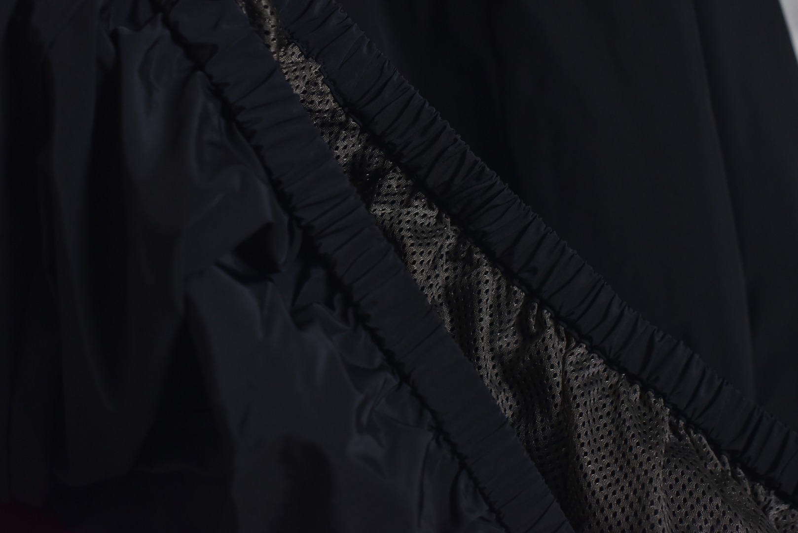 图片[9]-#Miu Miu 25Fw Miu小标拼色玫红连帽外套 梭织拼色主体，高密尼龙塔丝隆，采用30D/72超细旦纱线，经平纹+斜纹复合织造，表面做耐久防泼水涂层处理，可日常生活防水，激光切割拼缝，色块接缝处采用0.1mm级精密切割以热风压胶条，内衬加固。定制弹力捆条选用210T涤纶四面弹，经预缩处理后以45°斜裁包边，边缘采用三针五线收口，确保拉伸不变形，定织提花织带，以32股高强涤纶长丝织造，表面呈现MIUMIU专属提花Logo，通过纱罗组织实现透气镂空。米色动态调节抽绳，双通道抽绳管，可单手调节。绳扣内部设微型棘齿结构，防止运动中松动，采用立体冲孔网布，以5mm厚度+70%开孔率的聚酯单丝编织，背部复合吸湿速干氨纶，定制合金拉链，链齿采用亮光氧化锆陶瓷，拉头内嵌双轴承滑轮，顺滑度达20,000次测试无卡顿 尺码：44 46 48-选品中心