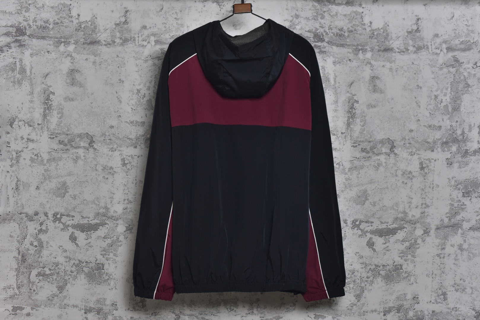 图片[2]-#Miu Miu 25Fw Miu小标拼色玫红连帽外套 梭织拼色主体，高密尼龙塔丝隆，采用30D/72超细旦纱线，经平纹+斜纹复合织造，表面做耐久防泼水涂层处理，可日常生活防水，激光切割拼缝，色块接缝处采用0.1mm级精密切割以热风压胶条，内衬加固。定制弹力捆条选用210T涤纶四面弹，经预缩处理后以45°斜裁包边，边缘采用三针五线收口，确保拉伸不变形，定织提花织带，以32股高强涤纶长丝织造，表面呈现MIUMIU专属提花Logo，通过纱罗组织实现透气镂空。米色动态调节抽绳，双通道抽绳管，可单手调节。绳扣内部设微型棘齿结构，防止运动中松动，采用立体冲孔网布，以5mm厚度+70%开孔率的聚酯单丝编织，背部复合吸湿速干氨纶，定制合金拉链，链齿采用亮光氧化锆陶瓷，拉头内嵌双轴承滑轮，顺滑度达20,000次测试无卡顿 尺码：44 46 48-选品中心