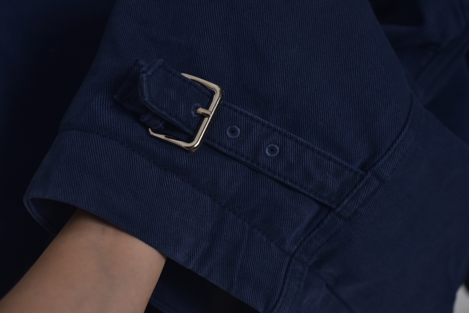 图片[9]-#Miu Miu 25Fw Miu小标法工夹棉外套 采用16OZ进口高克重牛仔面料，选用更长绒的优质棉花纺成高捻度的特规纱线，以确保最终面料的强度与最终染色的纯净度。经典的牛仔斜纹织法被精确校准，以在达成高密度的同时，保留恰到好处的柔软潜力，避免过于板硬。经纬纱的排列密度远超普通牛仔，从而获得极高的抗撕裂强度和耐磨性。定染对版色纺法工蓝，染色工程师需要反复调试靛蓝的配方，精确控制染色温度、时长和氧化次数，通过多层重复染色来模拟出时间赋予的色彩层次感。内里填充400D洗水棉，填充物为经过预洗处理的棉絮。“预洗水”工艺至关重要，它去除了棉絮的“新”感和僵硬感，使其从一开始就呈现出柔软、蓬松且略带旧化肌理的触感，确保外套穿着时立即舒适，且外观呈现出自然的蓬松感和慵懒的廓形。领部材质选用特规灯芯绒，其绒条宽度和棉绒品质均为定制，以匹配主面料的厚重质感与复古风格。胸前贴布绣花首先将设计好的图案以定制裁片的形式制作出来，再以精密缝纫的方式固定在胸前主体上。这款法工外套，是一件融合了传统工装基因与高级时装工艺的复杂作品。从独家定织定染的面料，到创新性的400D洗水棉填充结构，再到耗时费工的拼接领部与立体贴布绣花，每一个环节都设置了极高的技术和成本门槛。它不仅仅是一件外套，更是一件体现了品牌对材料学、工艺学和美学极致追求的“可穿戴艺术品”。 尺码：38 40 42-选品中心