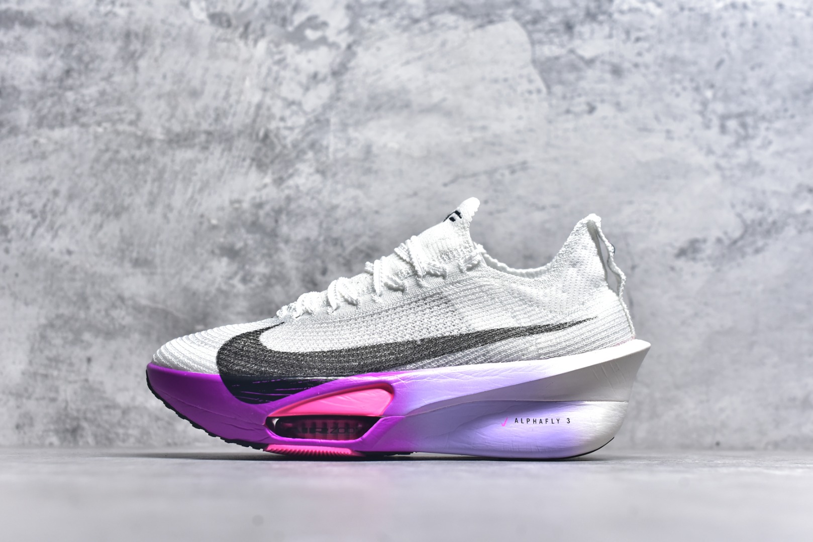 #NK Air Zoom Alphafly NEXT% 3 2024全新马拉松超级跑鞋 有史以来最轻盈、测试次数最多的NK Alphafly 经过精英马拉松运动员的测试验证 并搭载Air Zoom气垫 旨在助力跑者实现突破 取得更佳的成绩 在开发过程中 Alphafly 3帮助耐克运动员凯尔文·基普图姆（Kelvin Kiptum）以2：00：35的成绩刷新了马拉松世界纪录 Alphafly的动力设计没有改变——Air Zoom气垫单元、Flyplate碳纤维板和ZoomX泡绵 但是整体系统的制作方法略有调整 优化和提升了对运动员的帮助 主要更新包括一体式鞋底 提供顺畅稳定的“后跟到脚趾”过渡；更宽的全长Flyplate碳纤维板提供稳定助推力 全新Fast Shot外底保证出色牵引力和抓地力 全新Atomknit 3.0鞋面提供更强的控制力、透气性和中足支撑力 尺码：36-46-选品中心