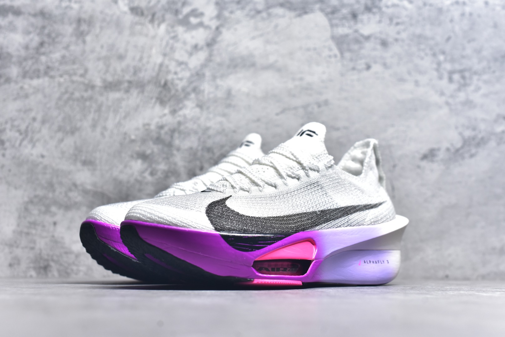 图片[2]-#NK Air Zoom Alphafly NEXT% 3 2024全新马拉松超级跑鞋 有史以来最轻盈、测试次数最多的NK Alphafly 经过精英马拉松运动员的测试验证 并搭载Air Zoom气垫 旨在助力跑者实现突破 取得更佳的成绩 在开发过程中 Alphafly 3帮助耐克运动员凯尔文·基普图姆（Kelvin Kiptum）以2：00：35的成绩刷新了马拉松世界纪录 Alphafly的动力设计没有改变——Air Zoom气垫单元、Flyplate碳纤维板和ZoomX泡绵 但是整体系统的制作方法略有调整 优化和提升了对运动员的帮助 主要更新包括一体式鞋底 提供顺畅稳定的“后跟到脚趾”过渡；更宽的全长Flyplate碳纤维板提供稳定助推力 全新Fast Shot外底保证出色牵引力和抓地力 全新Atomknit 3.0鞋面提供更强的控制力、透气性和中足支撑力 尺码：36-46-选品中心