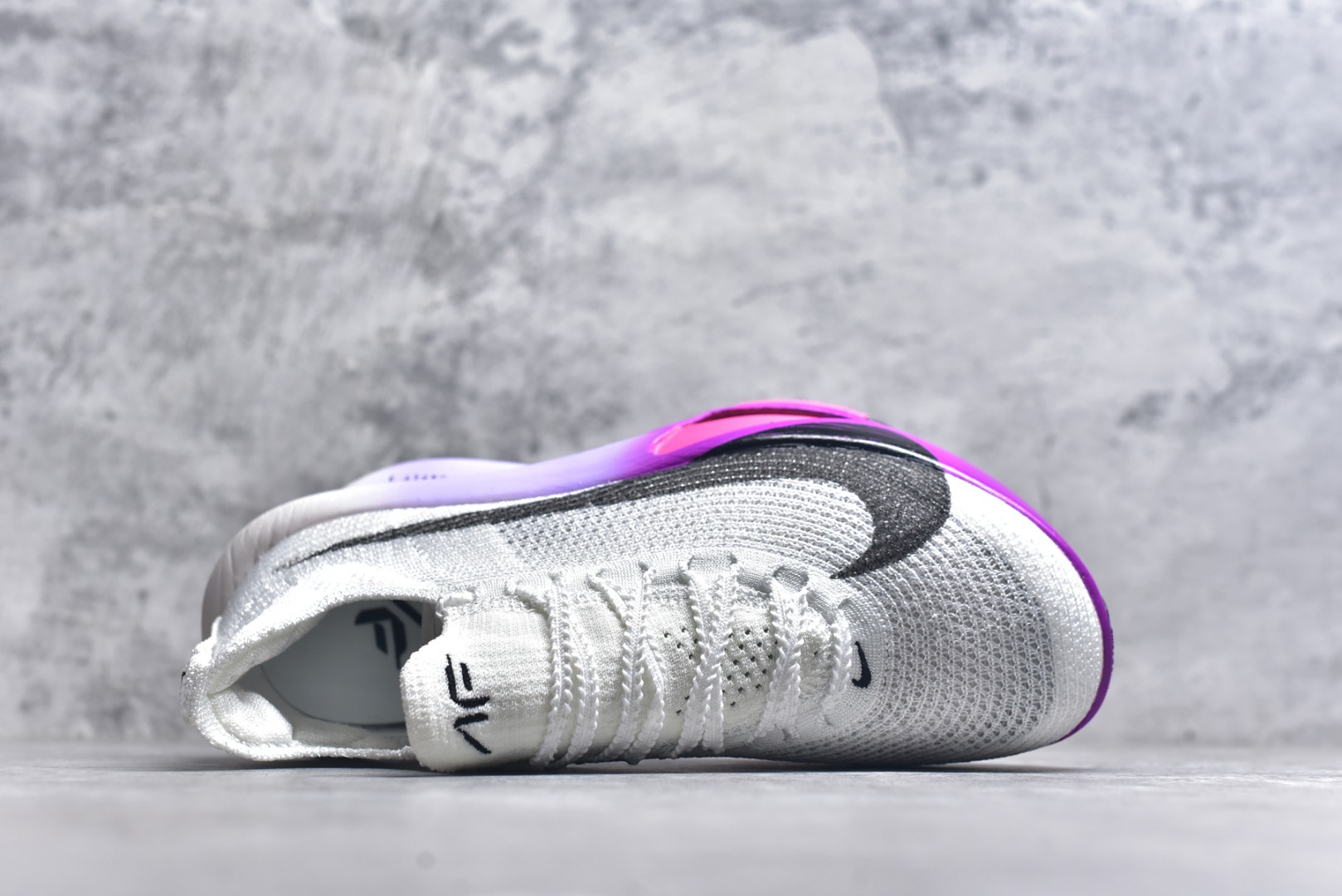 图片[4]-#NK Air Zoom Alphafly NEXT% 3 2024全新马拉松超级跑鞋 有史以来最轻盈、测试次数最多的NK Alphafly 经过精英马拉松运动员的测试验证 并搭载Air Zoom气垫 旨在助力跑者实现突破 取得更佳的成绩 在开发过程中 Alphafly 3帮助耐克运动员凯尔文·基普图姆（Kelvin Kiptum）以2：00：35的成绩刷新了马拉松世界纪录 Alphafly的动力设计没有改变——Air Zoom气垫单元、Flyplate碳纤维板和ZoomX泡绵 但是整体系统的制作方法略有调整 优化和提升了对运动员的帮助 主要更新包括一体式鞋底 提供顺畅稳定的“后跟到脚趾”过渡；更宽的全长Flyplate碳纤维板提供稳定助推力 全新Fast Shot外底保证出色牵引力和抓地力 全新Atomknit 3.0鞋面提供更强的控制力、透气性和中足支撑力 尺码：36-46-选品中心