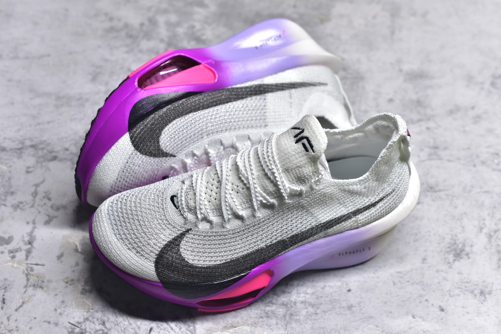 图片[7]-#NK Air Zoom Alphafly NEXT% 3 2024全新马拉松超级跑鞋 有史以来最轻盈、测试次数最多的NK Alphafly 经过精英马拉松运动员的测试验证 并搭载Air Zoom气垫 旨在助力跑者实现突破 取得更佳的成绩 在开发过程中 Alphafly 3帮助耐克运动员凯尔文·基普图姆（Kelvin Kiptum）以2：00：35的成绩刷新了马拉松世界纪录 Alphafly的动力设计没有改变——Air Zoom气垫单元、Flyplate碳纤维板和ZoomX泡绵 但是整体系统的制作方法略有调整 优化和提升了对运动员的帮助 主要更新包括一体式鞋底 提供顺畅稳定的“后跟到脚趾”过渡；更宽的全长Flyplate碳纤维板提供稳定助推力 全新Fast Shot外底保证出色牵引力和抓地力 全新Atomknit 3.0鞋面提供更强的控制力、透气性和中足支撑力 尺码：36-46-选品中心