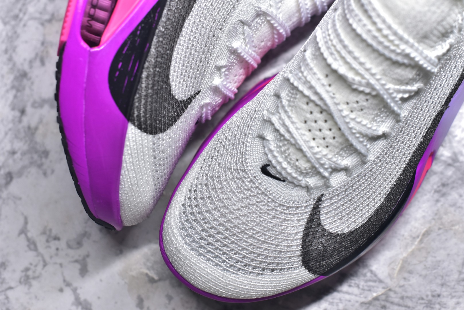 图片[8]-#NK Air Zoom Alphafly NEXT% 3 2024全新马拉松超级跑鞋 有史以来最轻盈、测试次数最多的NK Alphafly 经过精英马拉松运动员的测试验证 并搭载Air Zoom气垫 旨在助力跑者实现突破 取得更佳的成绩 在开发过程中 Alphafly 3帮助耐克运动员凯尔文·基普图姆（Kelvin Kiptum）以2：00：35的成绩刷新了马拉松世界纪录 Alphafly的动力设计没有改变——Air Zoom气垫单元、Flyplate碳纤维板和ZoomX泡绵 但是整体系统的制作方法略有调整 优化和提升了对运动员的帮助 主要更新包括一体式鞋底 提供顺畅稳定的“后跟到脚趾”过渡；更宽的全长Flyplate碳纤维板提供稳定助推力 全新Fast Shot外底保证出色牵引力和抓地力 全新Atomknit 3.0鞋面提供更强的控制力、透气性和中足支撑力 尺码：36-46-选品中心