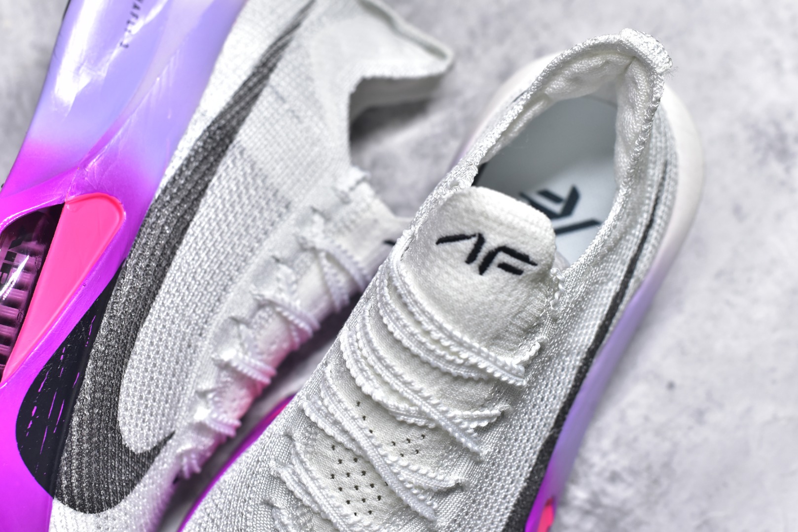 图片[9]-#NK Air Zoom Alphafly NEXT% 3 2024全新马拉松超级跑鞋 有史以来最轻盈、测试次数最多的NK Alphafly 经过精英马拉松运动员的测试验证 并搭载Air Zoom气垫 旨在助力跑者实现突破 取得更佳的成绩 在开发过程中 Alphafly 3帮助耐克运动员凯尔文·基普图姆（Kelvin Kiptum）以2：00：35的成绩刷新了马拉松世界纪录 Alphafly的动力设计没有改变——Air Zoom气垫单元、Flyplate碳纤维板和ZoomX泡绵 但是整体系统的制作方法略有调整 优化和提升了对运动员的帮助 主要更新包括一体式鞋底 提供顺畅稳定的“后跟到脚趾”过渡；更宽的全长Flyplate碳纤维板提供稳定助推力 全新Fast Shot外底保证出色牵引力和抓地力 全新Atomknit 3.0鞋面提供更强的控制力、透气性和中足支撑力 尺码：36-46-选品中心