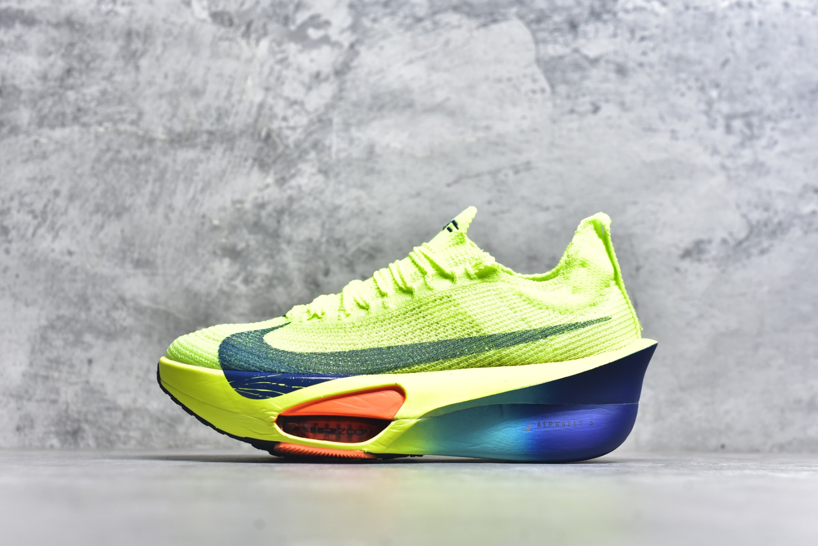 #NK Air Zoom Alphafly NEXT% 3 2024全新马拉松超级跑鞋 有史以来最轻盈、测试次数最多的NK Alphafly 经过精英马拉松运动员的测试验证 并搭载Air Zoom气垫 旨在助力跑者实现突破 取得更佳的成绩 在开发过程中 Alphafly 3帮助耐克运动员凯尔文·基普图姆（Kelvin Kiptum）以2：00：35的成绩刷新了马拉松世界纪录 Alphafly的动力设计没有改变——Air Zoom气垫单元、Flyplate碳纤维板和ZoomX泡绵 但是整体系统的制作方法略有调整 优化和提升了对运动员的帮助 主要更新包括一体式鞋底 提供顺畅稳定的“后跟到脚趾”过渡；更宽的全长Flyplate碳纤维板提供稳定助推力 全新Fast Shot外底保证出色牵引力和抓地力 全新Atomknit 3.0鞋面提供更强的控制力、透气性和中足支撑力 尺码：36-46-选品中心