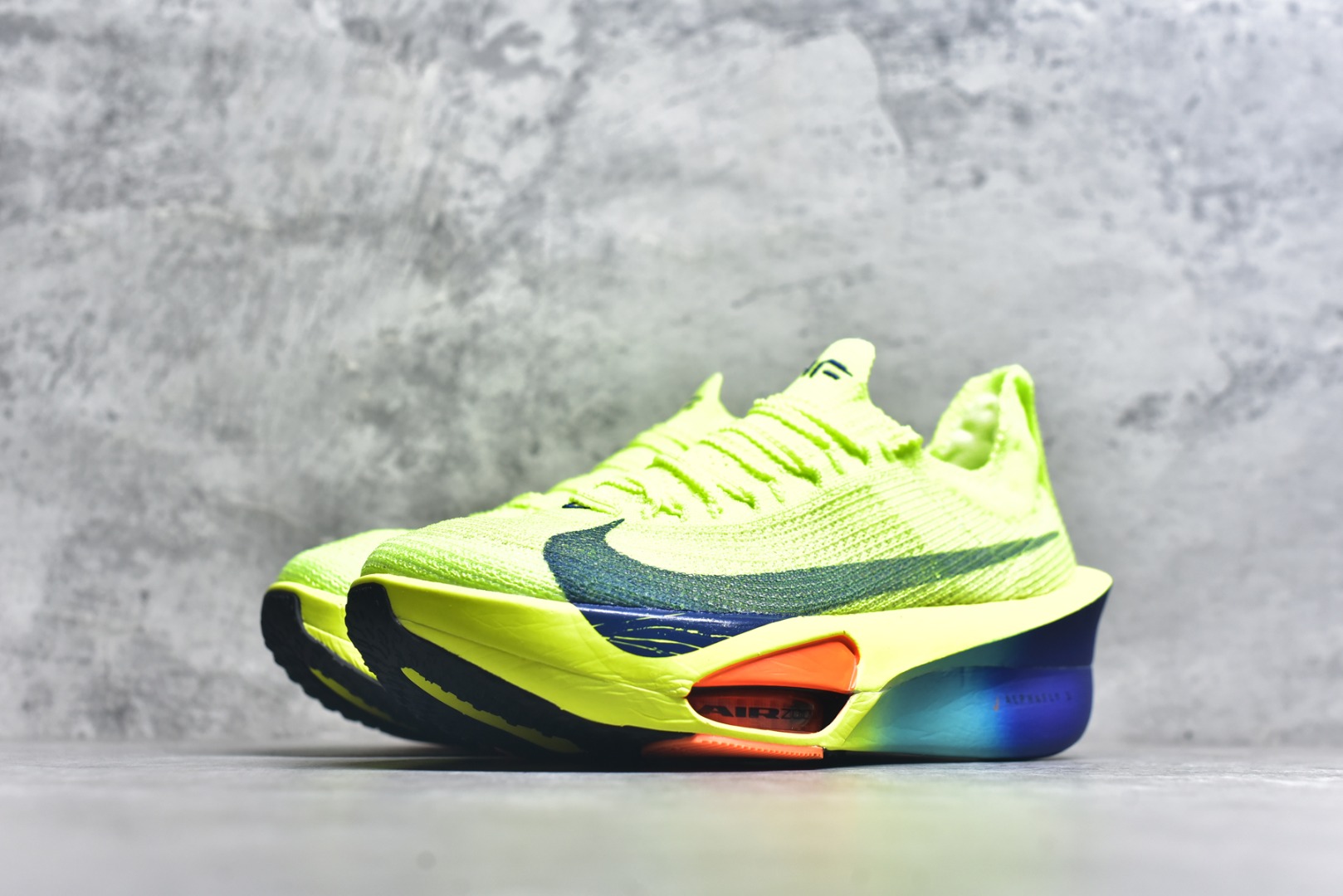 图片[2]-#NK Air Zoom Alphafly NEXT% 3 2024全新马拉松超级跑鞋 有史以来最轻盈、测试次数最多的NK Alphafly 经过精英马拉松运动员的测试验证 并搭载Air Zoom气垫 旨在助力跑者实现突破 取得更佳的成绩 在开发过程中 Alphafly 3帮助耐克运动员凯尔文·基普图姆（Kelvin Kiptum）以2：00：35的成绩刷新了马拉松世界纪录 Alphafly的动力设计没有改变——Air Zoom气垫单元、Flyplate碳纤维板和ZoomX泡绵 但是整体系统的制作方法略有调整 优化和提升了对运动员的帮助 主要更新包括一体式鞋底 提供顺畅稳定的“后跟到脚趾”过渡；更宽的全长Flyplate碳纤维板提供稳定助推力 全新Fast Shot外底保证出色牵引力和抓地力 全新Atomknit 3.0鞋面提供更强的控制力、透气性和中足支撑力 尺码：36-46-选品中心