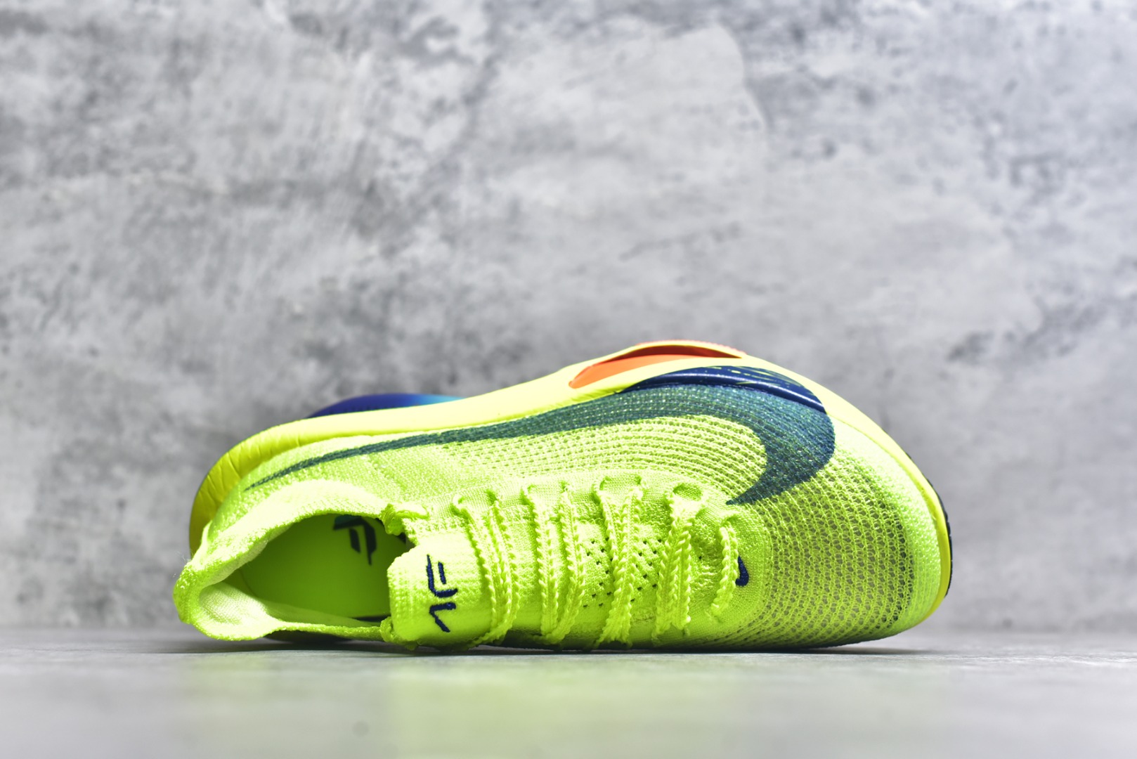 图片[4]-#NK Air Zoom Alphafly NEXT% 3 2024全新马拉松超级跑鞋 有史以来最轻盈、测试次数最多的NK Alphafly 经过精英马拉松运动员的测试验证 并搭载Air Zoom气垫 旨在助力跑者实现突破 取得更佳的成绩 在开发过程中 Alphafly 3帮助耐克运动员凯尔文·基普图姆（Kelvin Kiptum）以2：00：35的成绩刷新了马拉松世界纪录 Alphafly的动力设计没有改变——Air Zoom气垫单元、Flyplate碳纤维板和ZoomX泡绵 但是整体系统的制作方法略有调整 优化和提升了对运动员的帮助 主要更新包括一体式鞋底 提供顺畅稳定的“后跟到脚趾”过渡；更宽的全长Flyplate碳纤维板提供稳定助推力 全新Fast Shot外底保证出色牵引力和抓地力 全新Atomknit 3.0鞋面提供更强的控制力、透气性和中足支撑力 尺码：36-46-选品中心