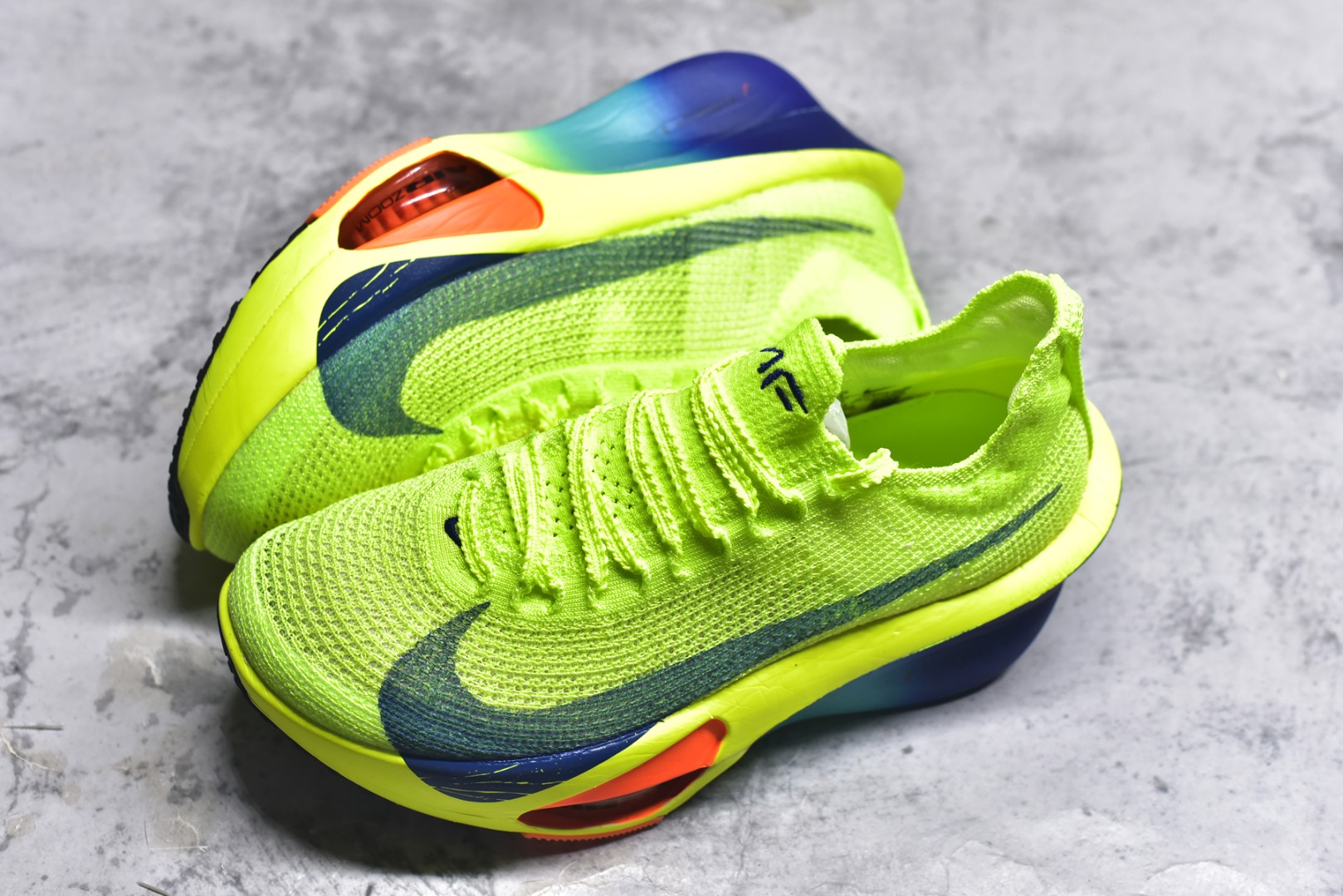 图片[7]-#NK Air Zoom Alphafly NEXT% 3 2024全新马拉松超级跑鞋 有史以来最轻盈、测试次数最多的NK Alphafly 经过精英马拉松运动员的测试验证 并搭载Air Zoom气垫 旨在助力跑者实现突破 取得更佳的成绩 在开发过程中 Alphafly 3帮助耐克运动员凯尔文·基普图姆（Kelvin Kiptum）以2：00：35的成绩刷新了马拉松世界纪录 Alphafly的动力设计没有改变——Air Zoom气垫单元、Flyplate碳纤维板和ZoomX泡绵 但是整体系统的制作方法略有调整 优化和提升了对运动员的帮助 主要更新包括一体式鞋底 提供顺畅稳定的“后跟到脚趾”过渡；更宽的全长Flyplate碳纤维板提供稳定助推力 全新Fast Shot外底保证出色牵引力和抓地力 全新Atomknit 3.0鞋面提供更强的控制力、透气性和中足支撑力 尺码：36-46-选品中心