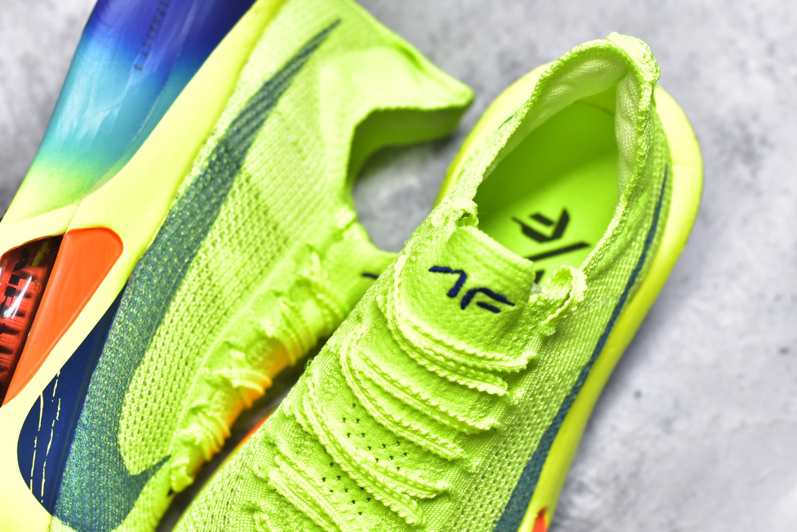 图片[9]-#NK Air Zoom Alphafly NEXT% 3 2024全新马拉松超级跑鞋 有史以来最轻盈、测试次数最多的NK Alphafly 经过精英马拉松运动员的测试验证 并搭载Air Zoom气垫 旨在助力跑者实现突破 取得更佳的成绩 在开发过程中 Alphafly 3帮助耐克运动员凯尔文·基普图姆（Kelvin Kiptum）以2：00：35的成绩刷新了马拉松世界纪录 Alphafly的动力设计没有改变——Air Zoom气垫单元、Flyplate碳纤维板和ZoomX泡绵 但是整体系统的制作方法略有调整 优化和提升了对运动员的帮助 主要更新包括一体式鞋底 提供顺畅稳定的“后跟到脚趾”过渡；更宽的全长Flyplate碳纤维板提供稳定助推力 全新Fast Shot外底保证出色牵引力和抓地力 全新Atomknit 3.0鞋面提供更强的控制力、透气性和中足支撑力 尺码：36-46-选品中心