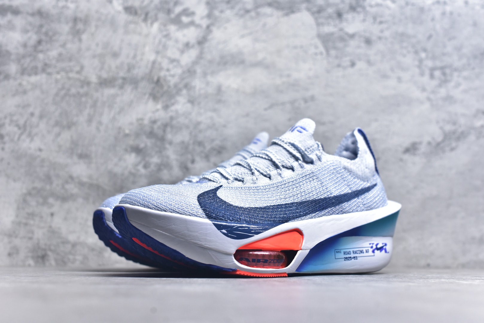 图片[2]-#NK Air Zoom Alphafly NEXT% 3 2024全新马拉松超级跑鞋 有史以来最轻盈、测试次数最多的NK Alphafly 经过精英马拉松运动员的测试验证 并搭载Air Zoom气垫 旨在助力跑者实现突破 取得更佳的成绩 在开发过程中 Alphafly 3帮助耐克运动员凯尔文·基普图姆（Kelvin Kiptum）以2：00：35的成绩刷新了马拉松世界纪录 Alphafly的动力设计没有改变——Air Zoom气垫单元、Flyplate碳纤维板和ZoomX泡绵 但是整体系统的制作方法略有调整 优化和提升了对运动员的帮助 主要更新包括一体式鞋底 提供顺畅稳定的“后跟到脚趾”过渡；更宽的全长Flyplate碳纤维板提供稳定助推力 全新Fast Shot外底保证出色牵引力和抓地力 全新Atomknit 3.0鞋面提供更强的控制力、透气性和中足支撑力 尺码：36-46-选品中心